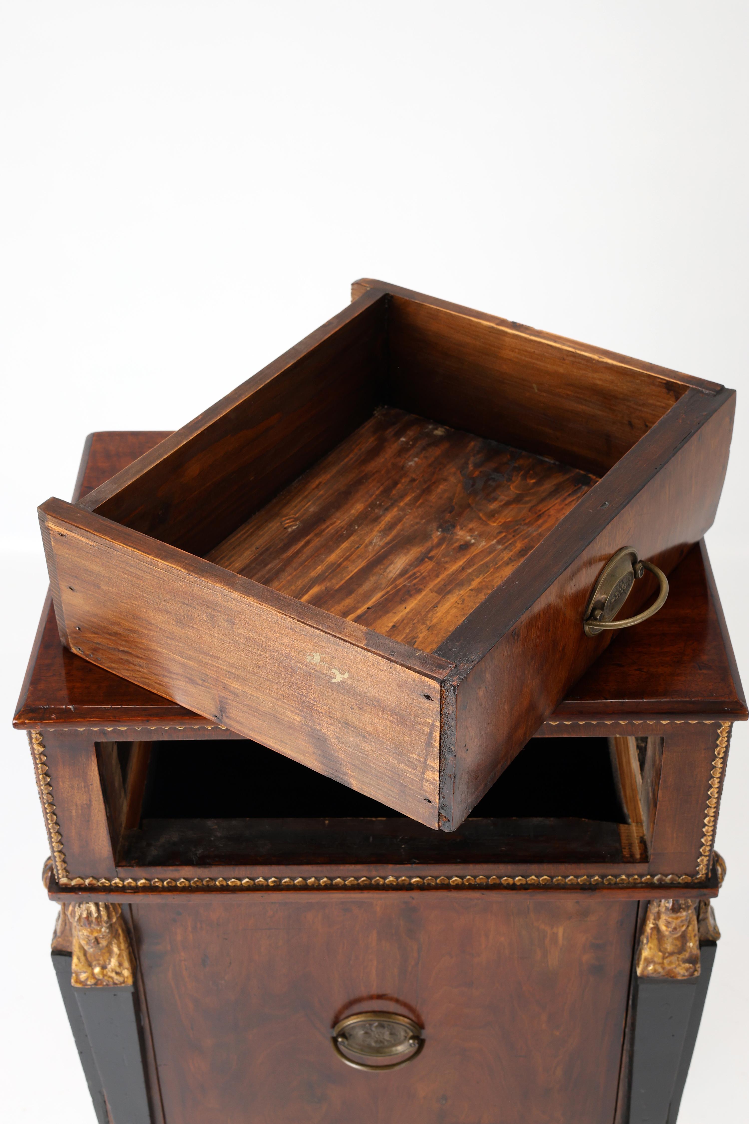 Demi-armoire du XIXe siècle avec montures en laiton et sculptures de cariatides en vente 3