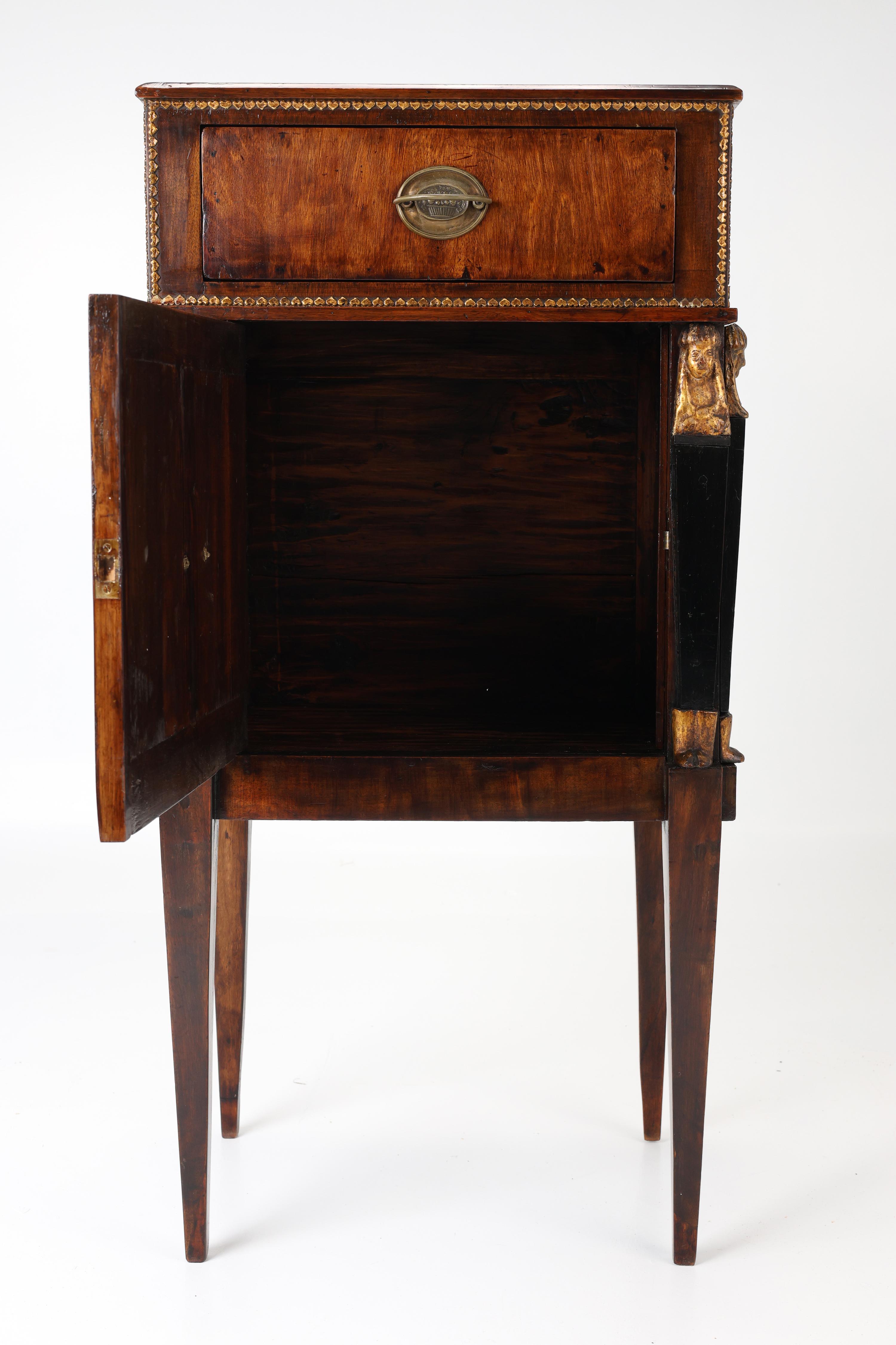 Demi-armoire du XIXe siècle avec montures en laiton et sculptures de cariatides en vente 4