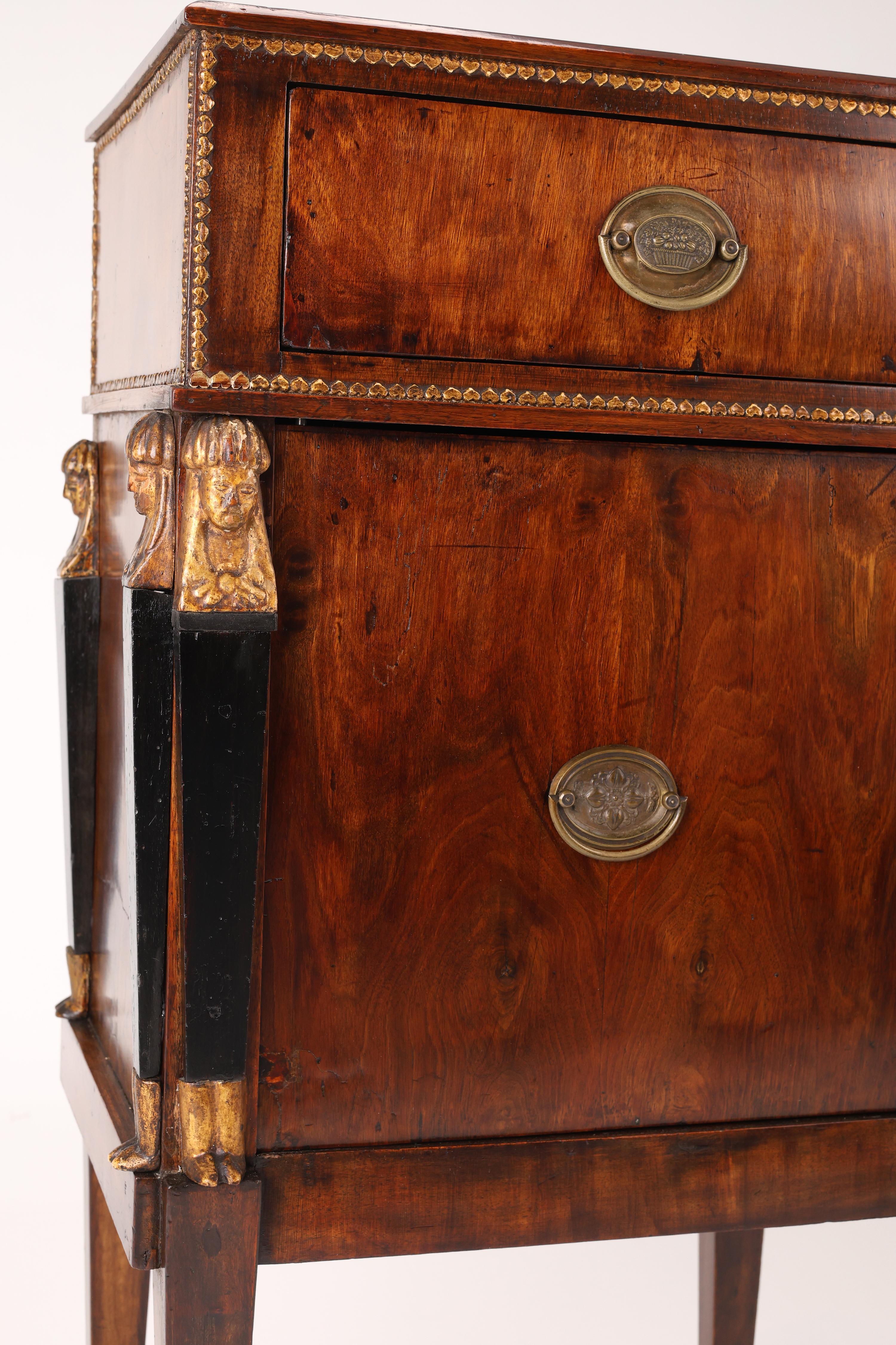 Demi-armoire du XIXe siècle avec montures en laiton et sculptures de cariatides en vente 5