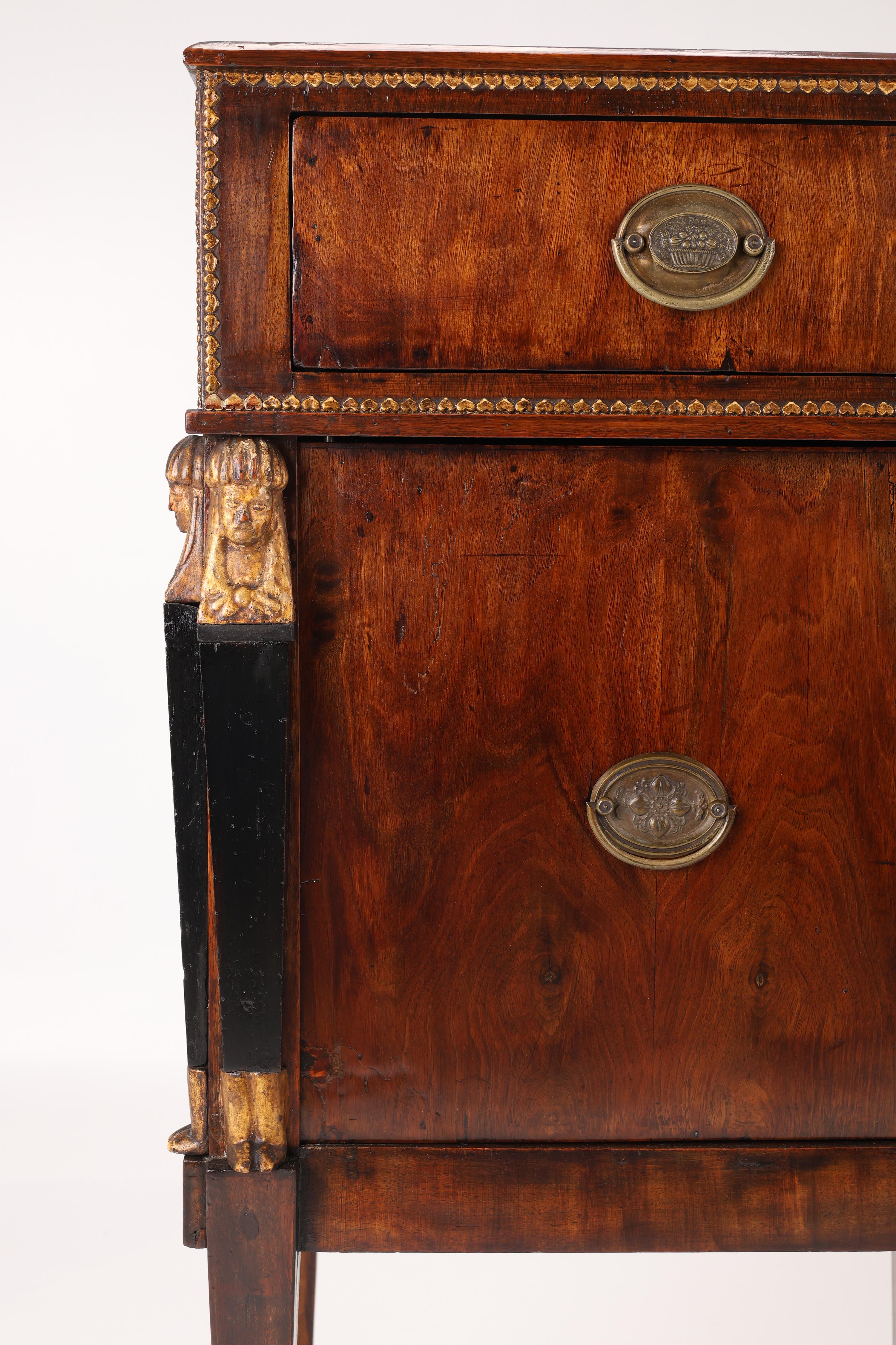 Demi-armoire du XIXe siècle avec montures en laiton et sculptures de cariatides en vente 6