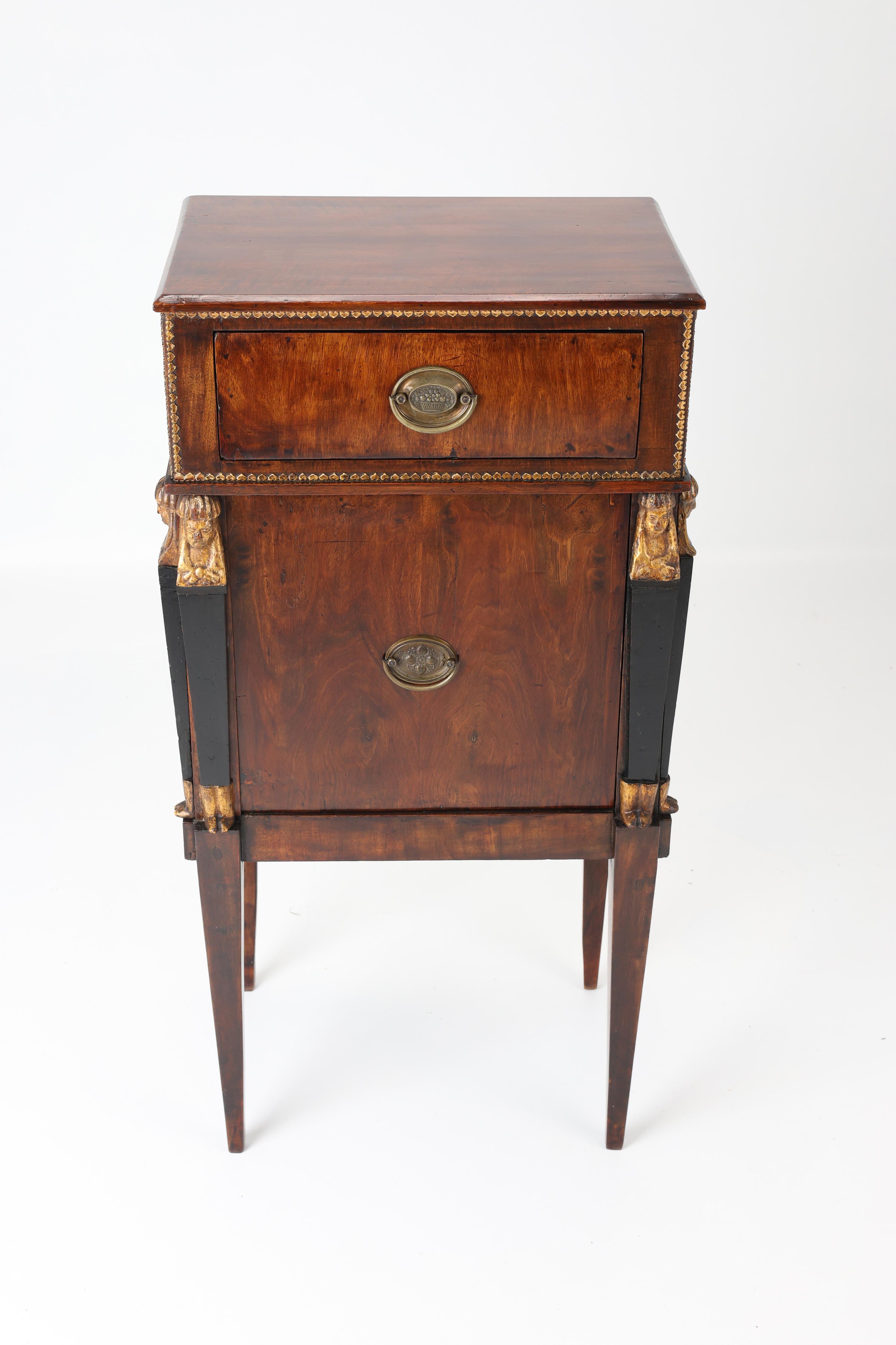 Demi-armoire du XIXe siècle avec montures en laiton et sculptures de cariatides en vente 7