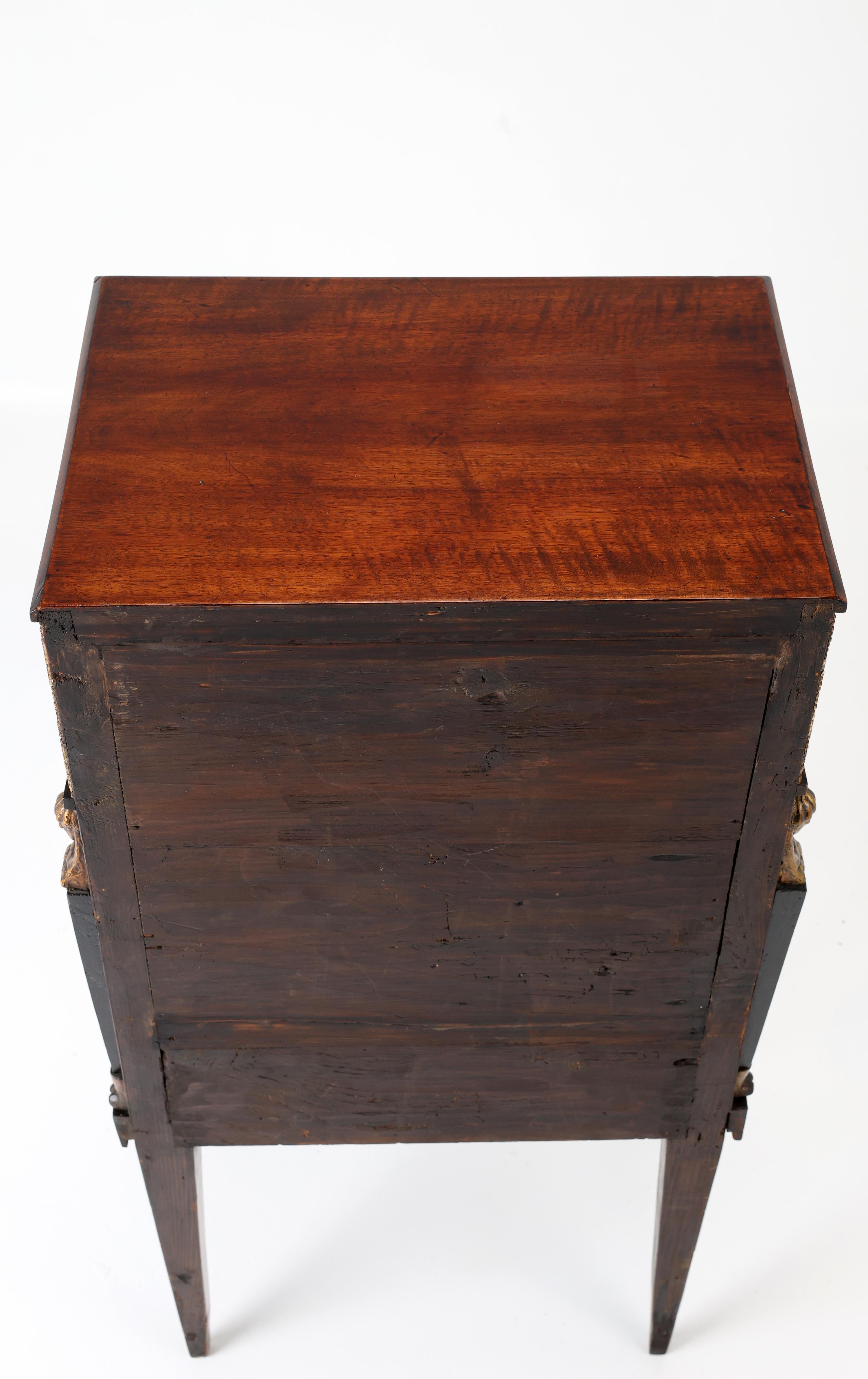 Demi-armoire du XIXe siècle avec montures en laiton et sculptures de cariatides en vente 8