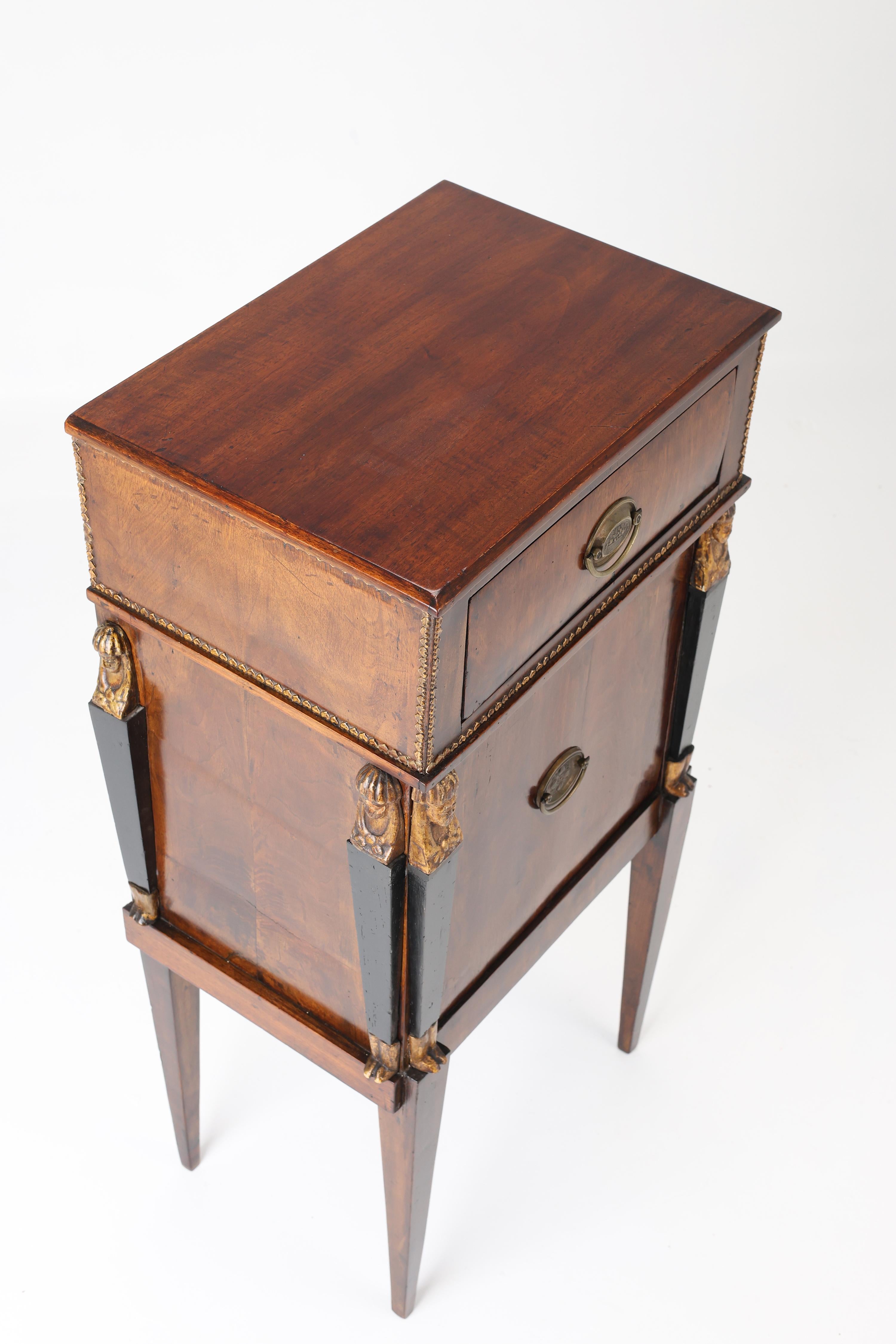 Biedermeier Demi-armoire du XIXe siècle avec montures en laiton et sculptures de cariatides en vente