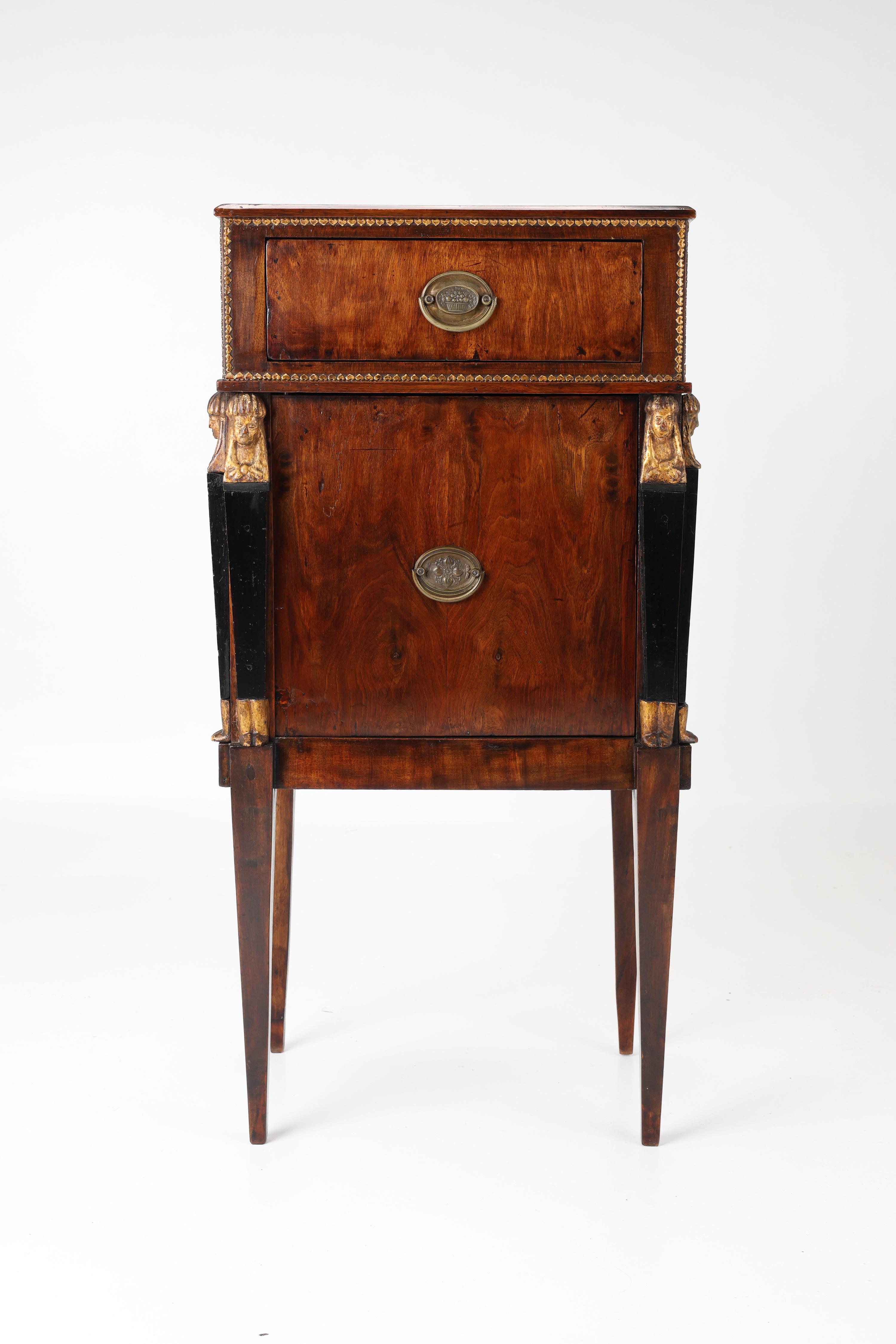 Français Demi-armoire du XIXe siècle avec montures en laiton et sculptures de cariatides en vente