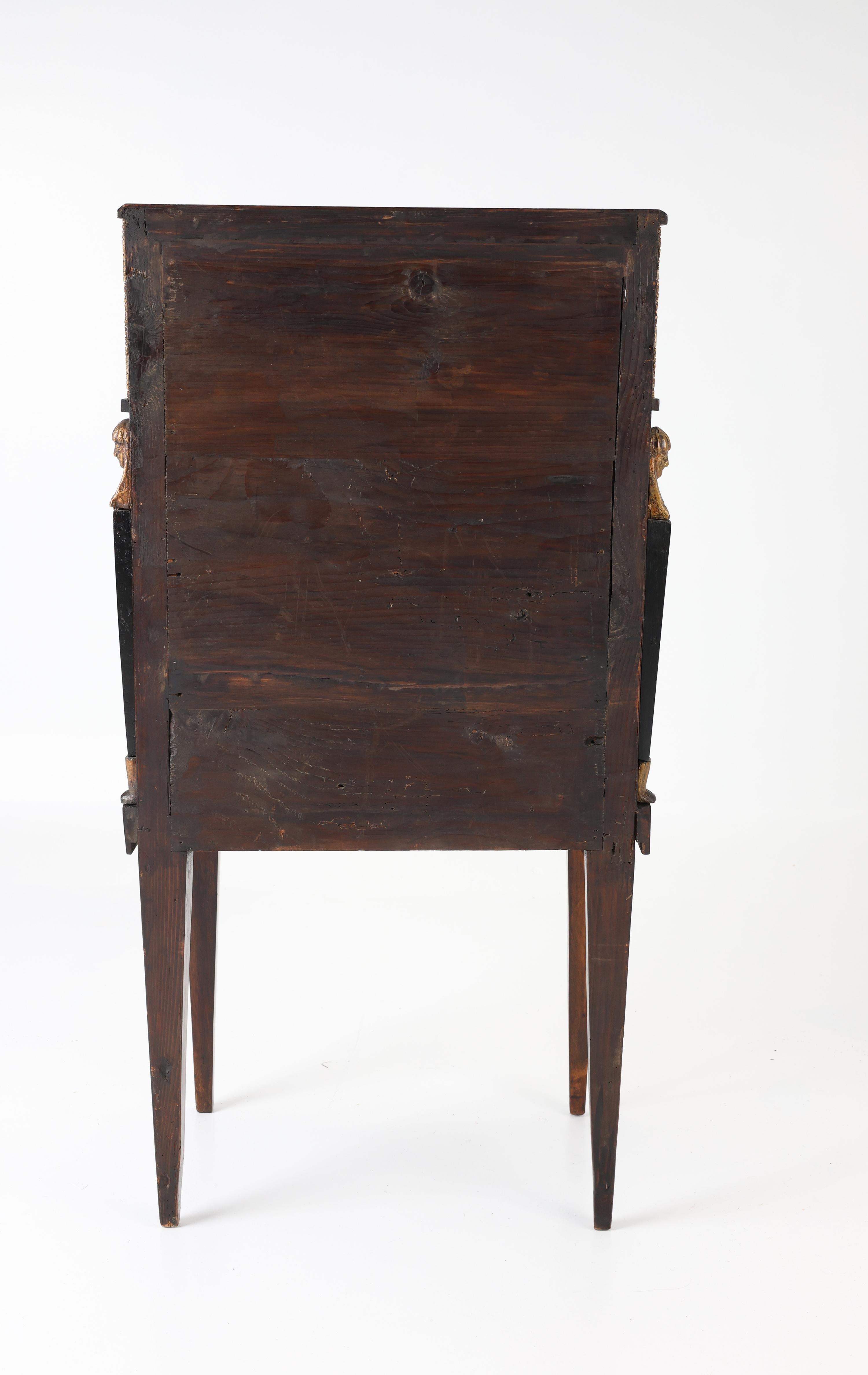 Poli Demi-armoire du XIXe siècle avec montures en laiton et sculptures de cariatides en vente