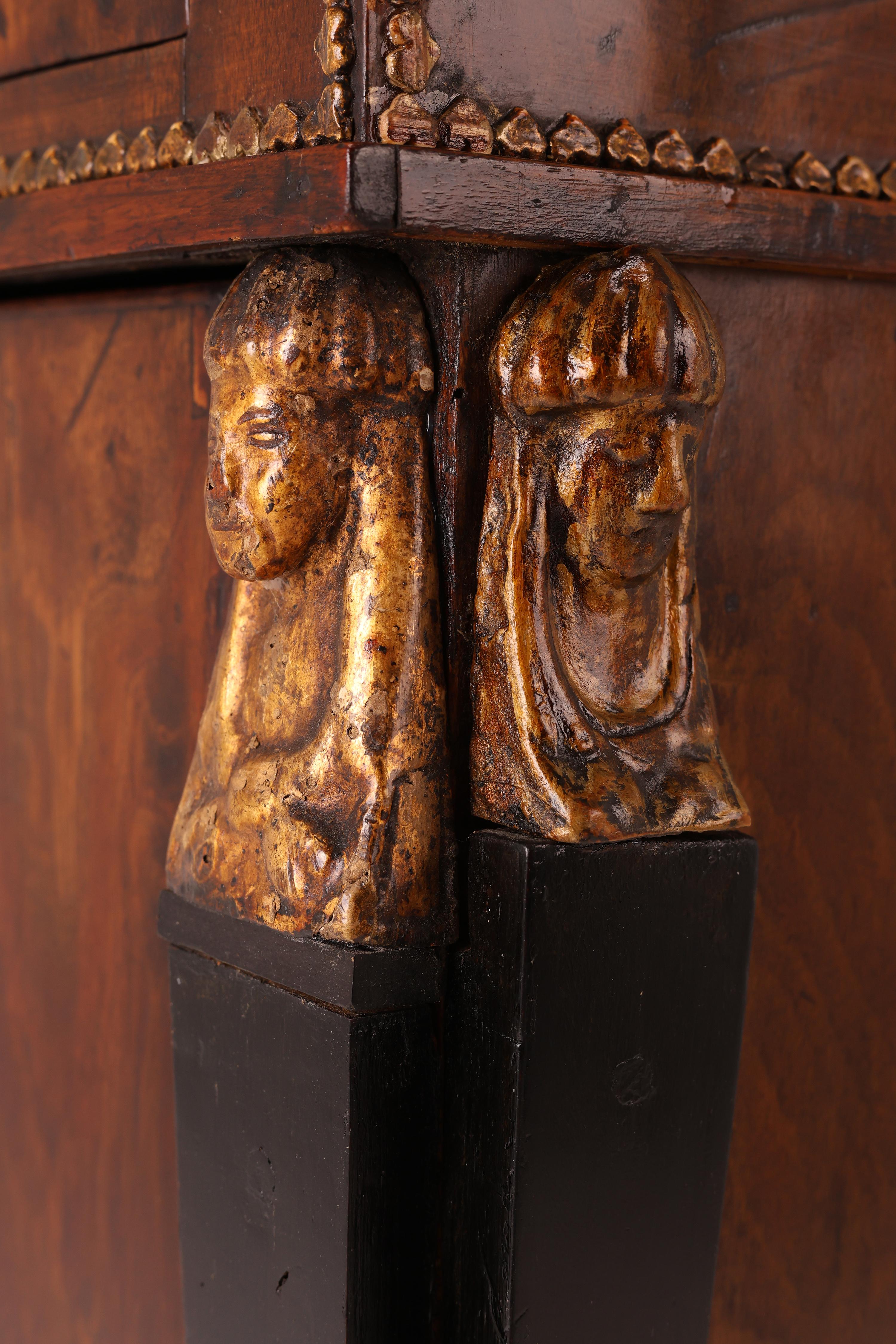 Demi-armoire du XIXe siècle avec montures en laiton et sculptures de cariatides Bon état - En vente à Stahnsdorf, DE