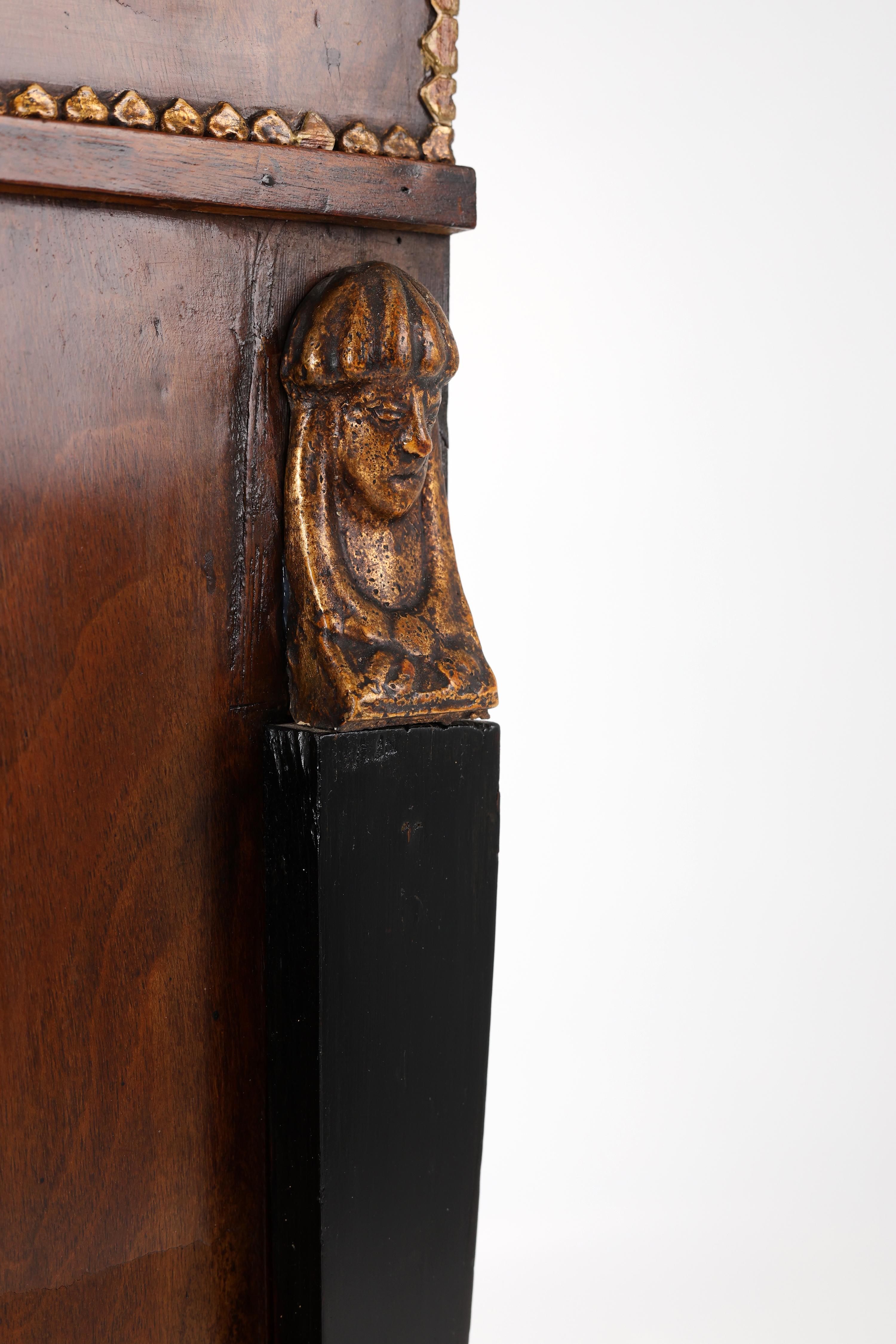 Début du XIXe siècle Demi-armoire du XIXe siècle avec montures en laiton et sculptures de cariatides en vente