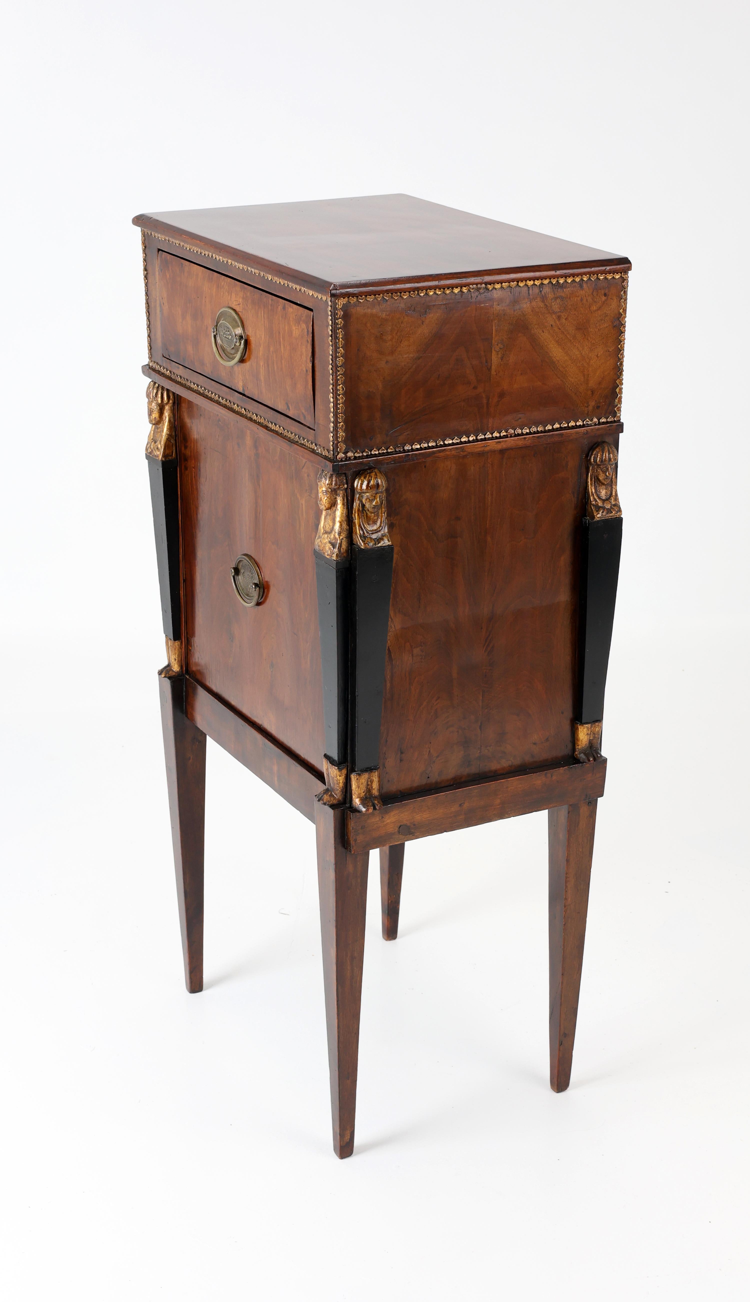 Érable Demi-armoire du XIXe siècle avec montures en laiton et sculptures de cariatides en vente