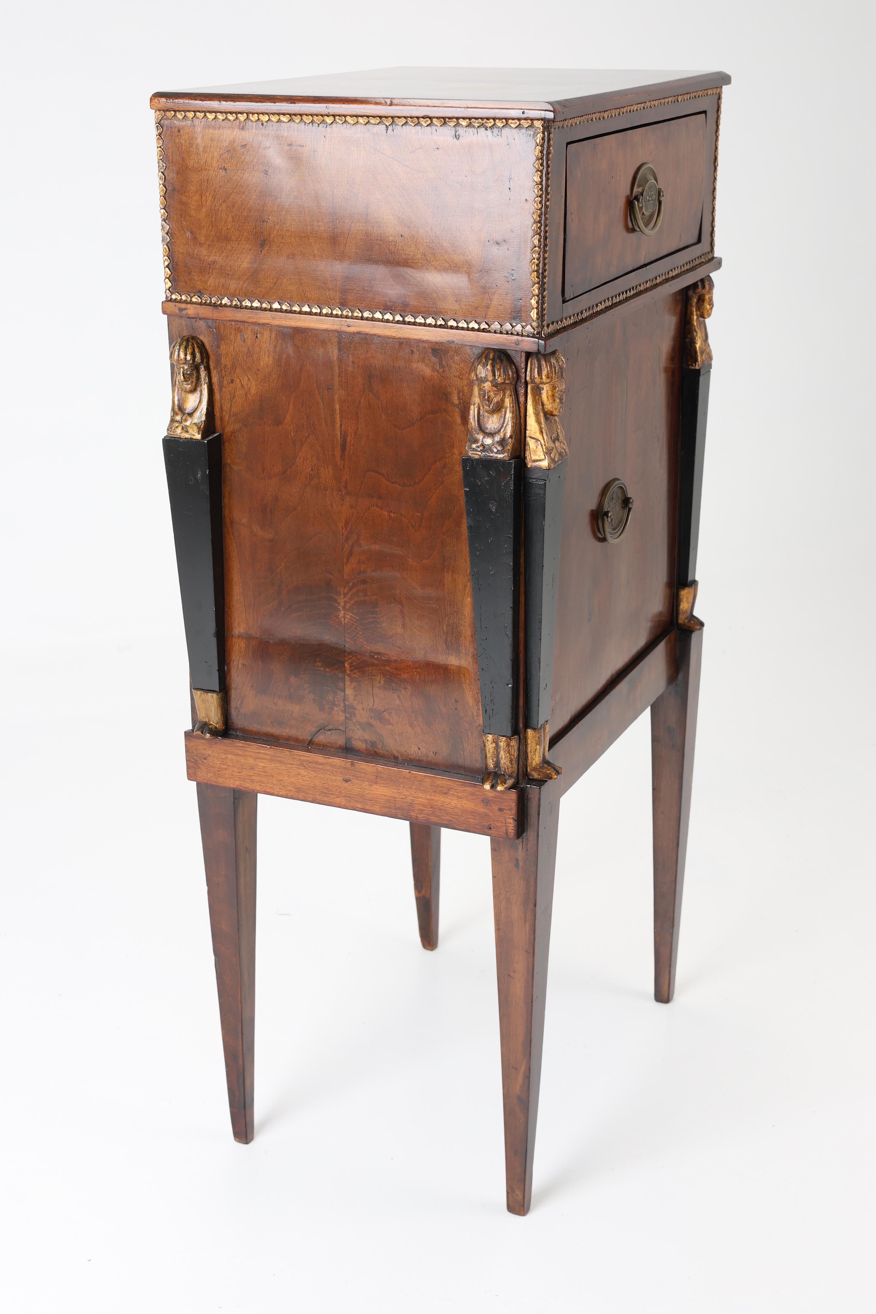 Demi-armoire du XIXe siècle avec montures en laiton et sculptures de cariatides en vente 1