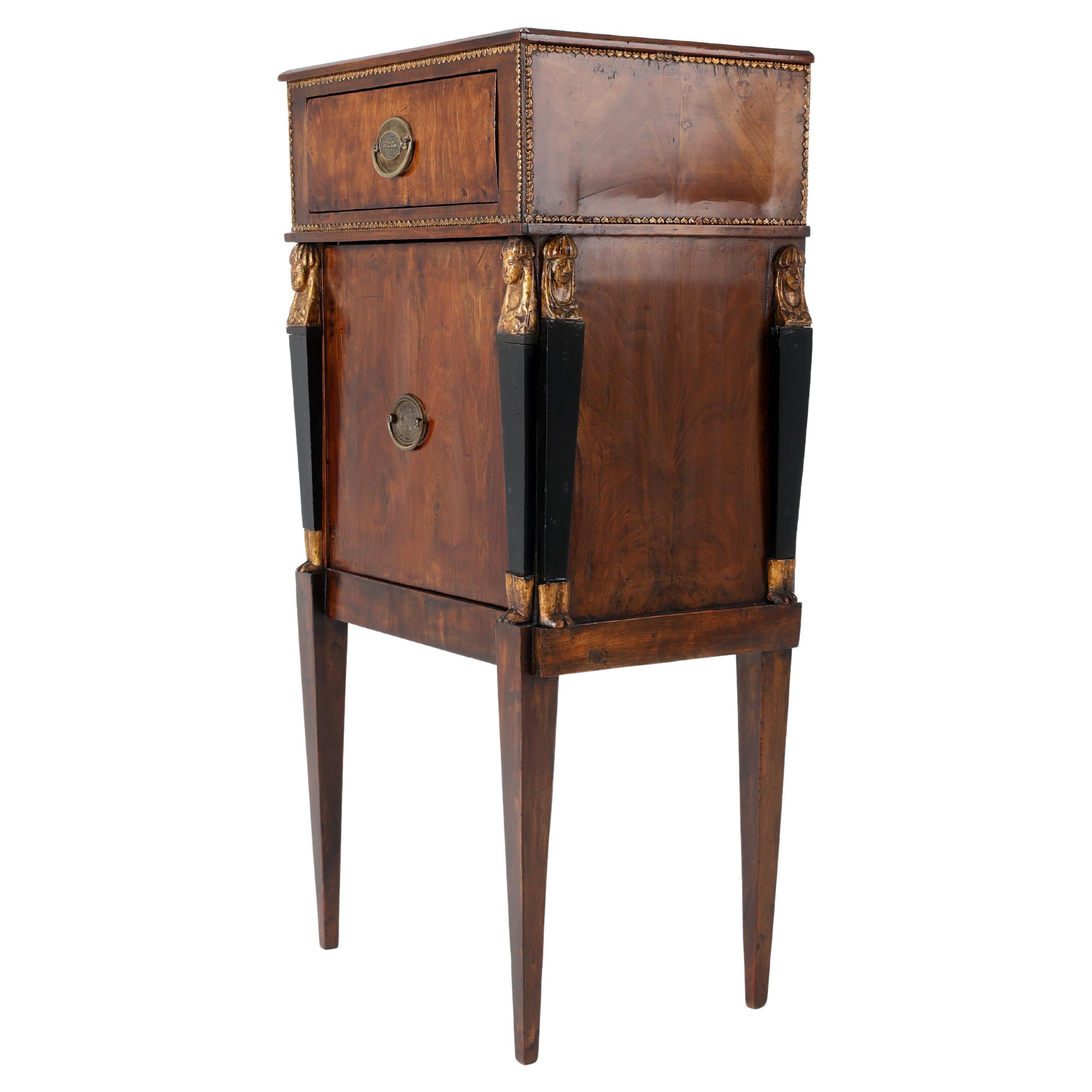 Demi-armoire du XIXe siècle avec montures en laiton et sculptures de cariatides en vente