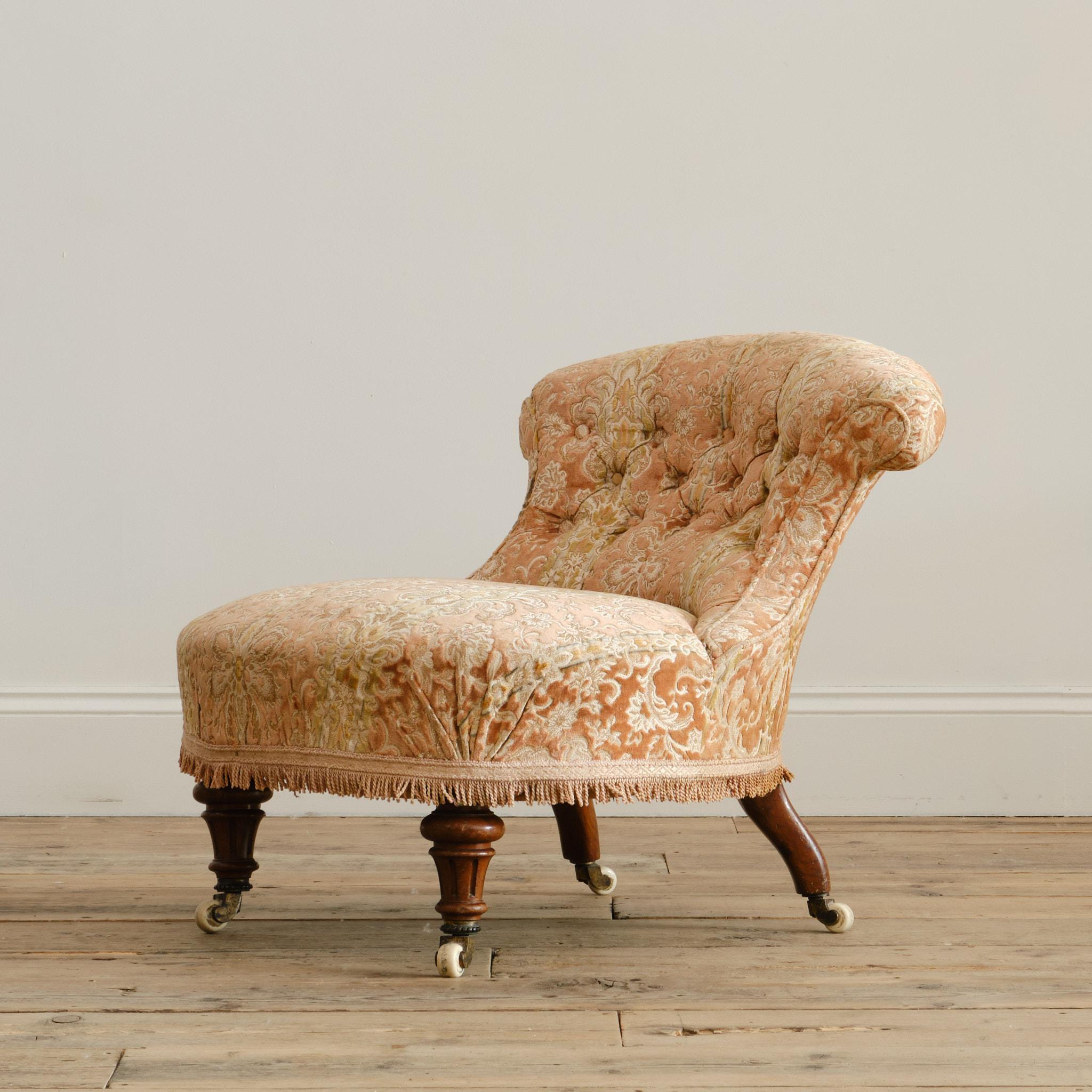 Un fauteuil de bonne qualité datant du 19e siècle, fabriqué par Hamptons & Sons de Pall Mall, Londres, vers 1880. Elle repose sur des pieds avant en noyer tournés et cannelés et sur des pieds arrière évasés, tous munis de roulettes estampillées