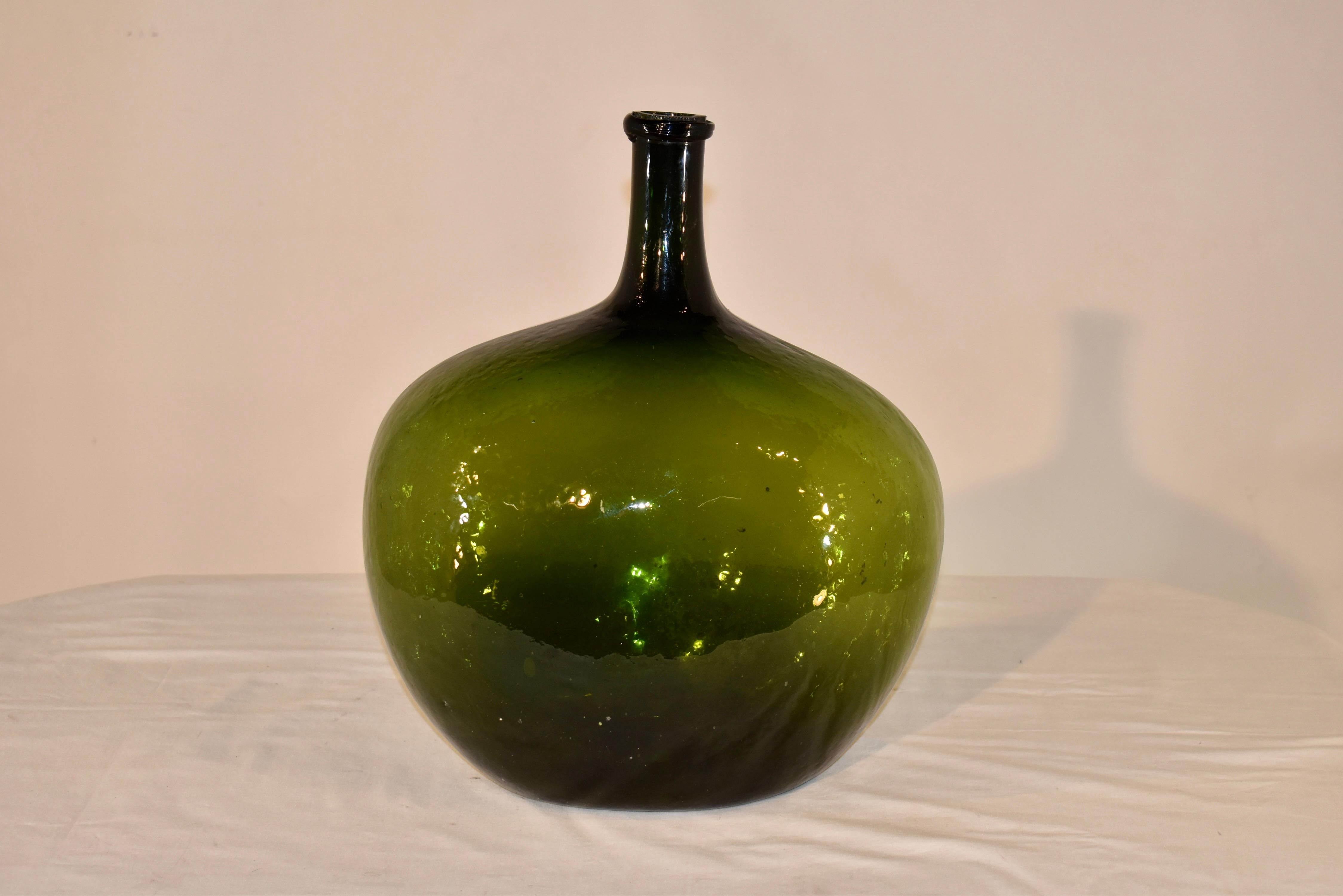 Bouteille en verre soufflé à la main du 19e siècle, originaire de France.  La couleur est une magnifique  Il est d'un vert profond et riche et présente des bulles soufflées à la main tout au long du processus.  Merveilleux accessoire pour toutes les