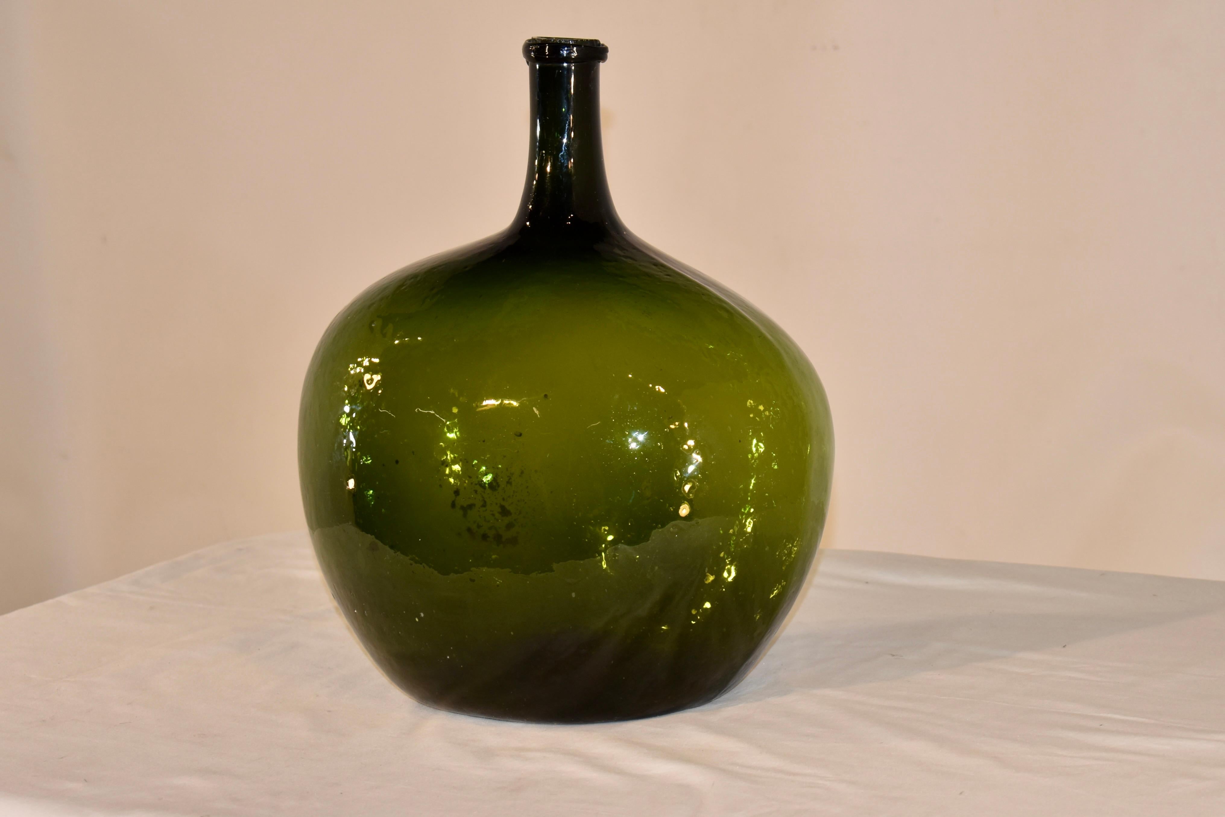 Français Bouteille Demijohn en verre vert soufflé à la main du 19e siècle en vente