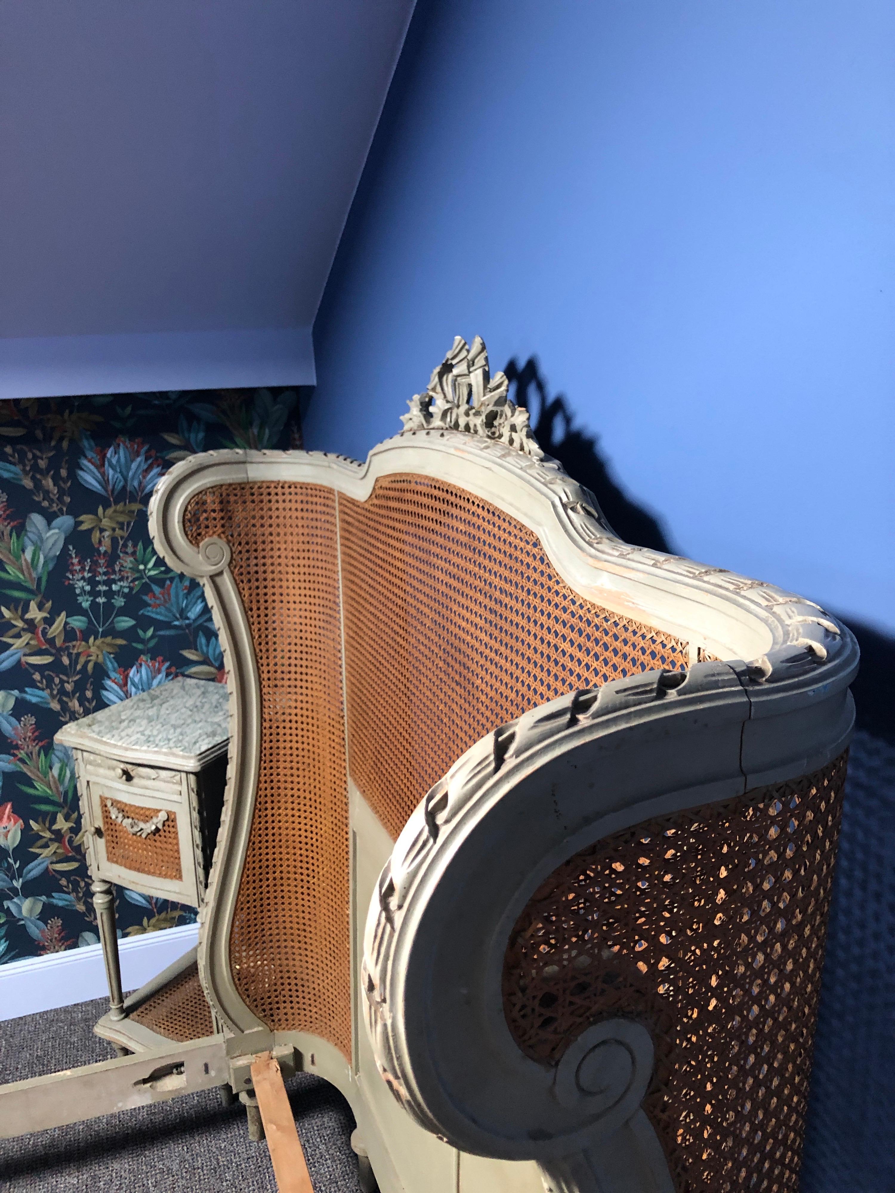 Handgeschnitztes und handbemaltes Schlafzimmerset im Louis-XVI-Stil des 19. Jahrhunderts (Französisch) im Angebot