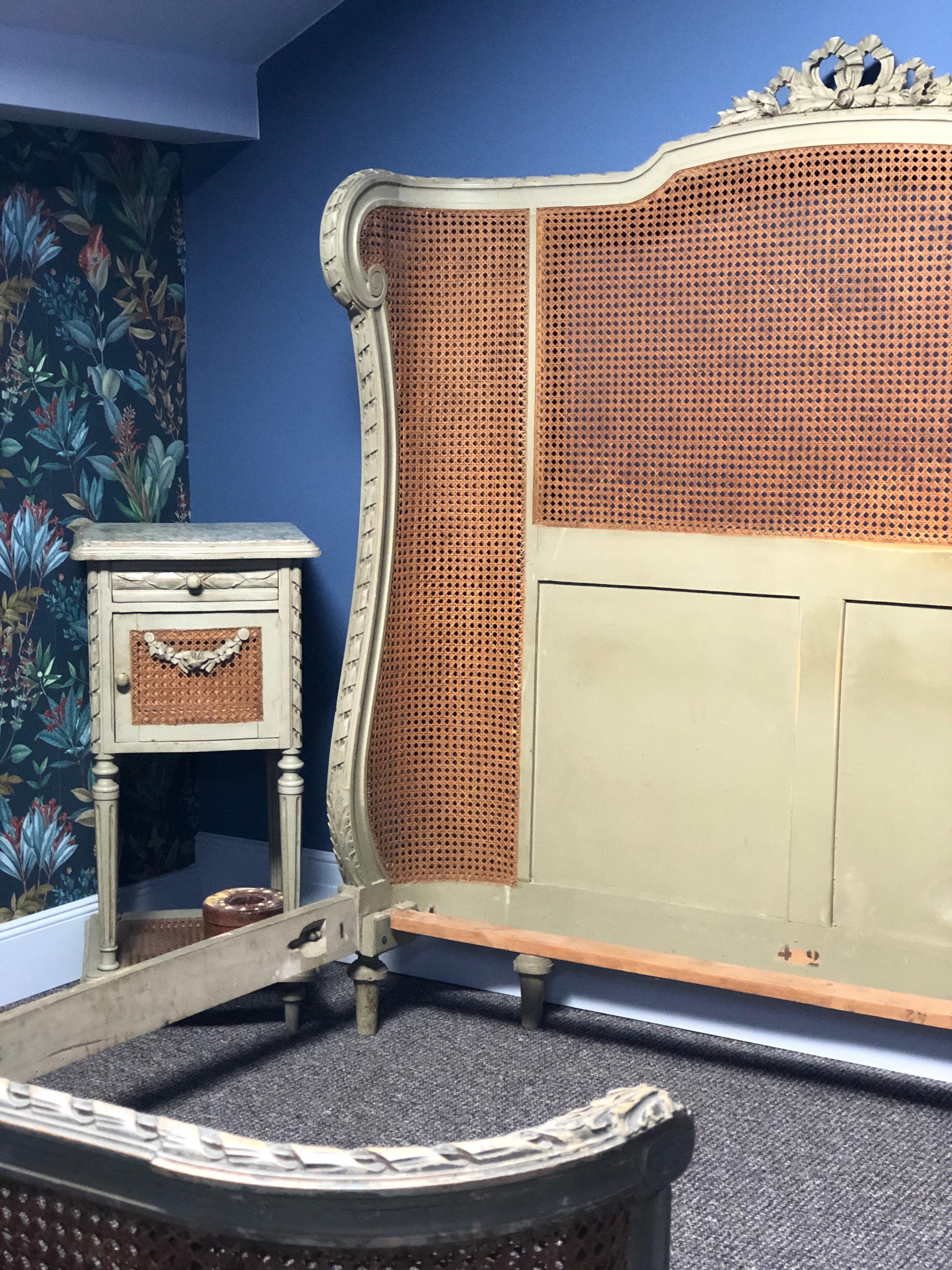 Handgeschnitztes und handbemaltes Schlafzimmerset im Louis-XVI-Stil des 19. Jahrhunderts im Angebot 1