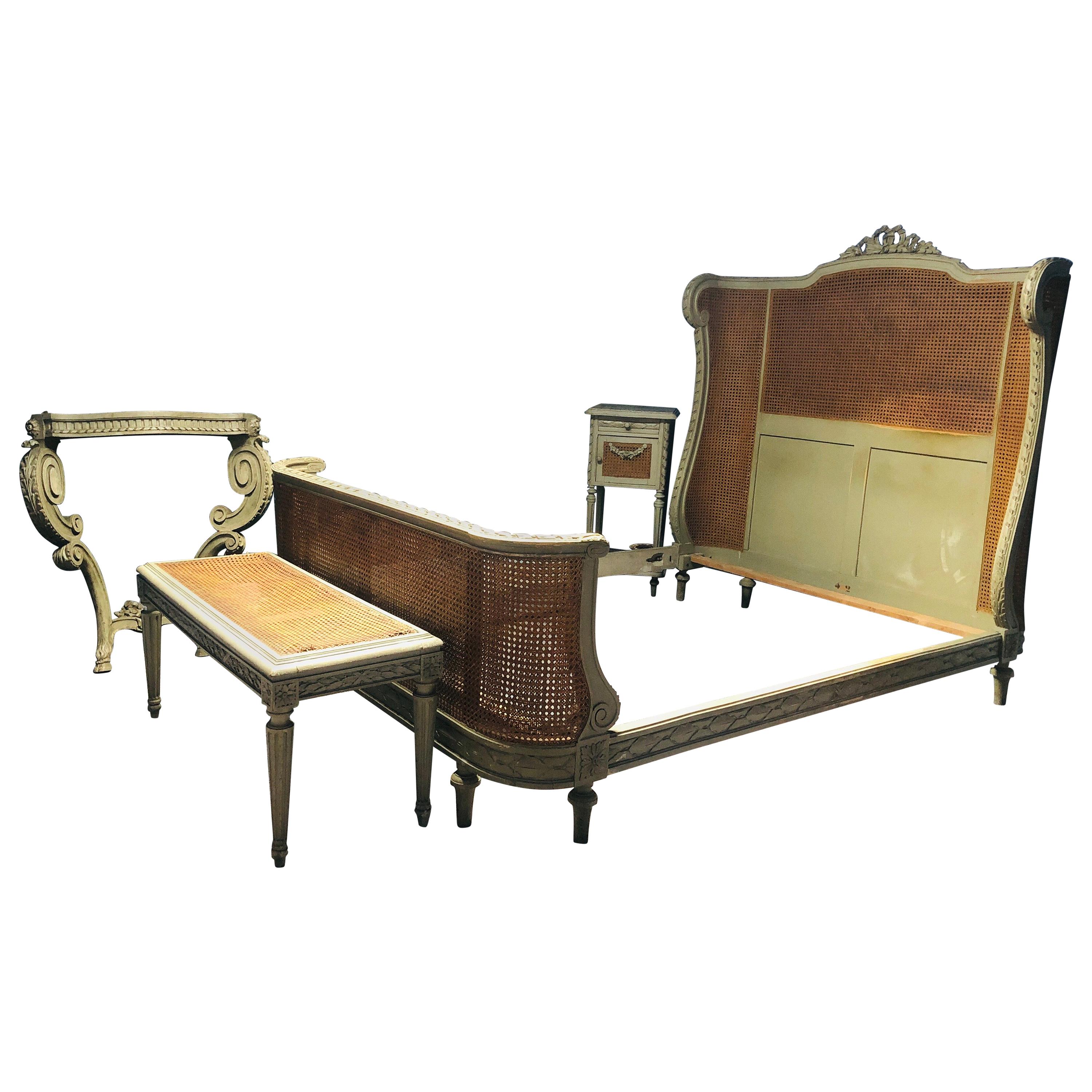 Handgeschnitztes und handbemaltes Schlafzimmerset im Louis-XVI-Stil des 19. Jahrhunderts im Angebot