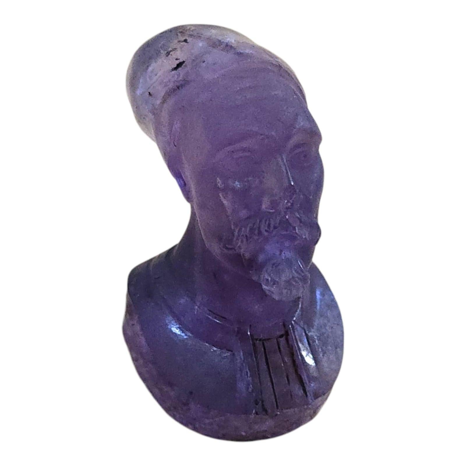 Raro e affascinante esempio di arte lapidaria del XIX secolo, questo busto finemente intagliato ritrae una figura araba con notevoli dettagli, scolpita interamente in ametista naturale. Misurando 3 x 2 x 1 cm, il pezzo incarna sia la maestria