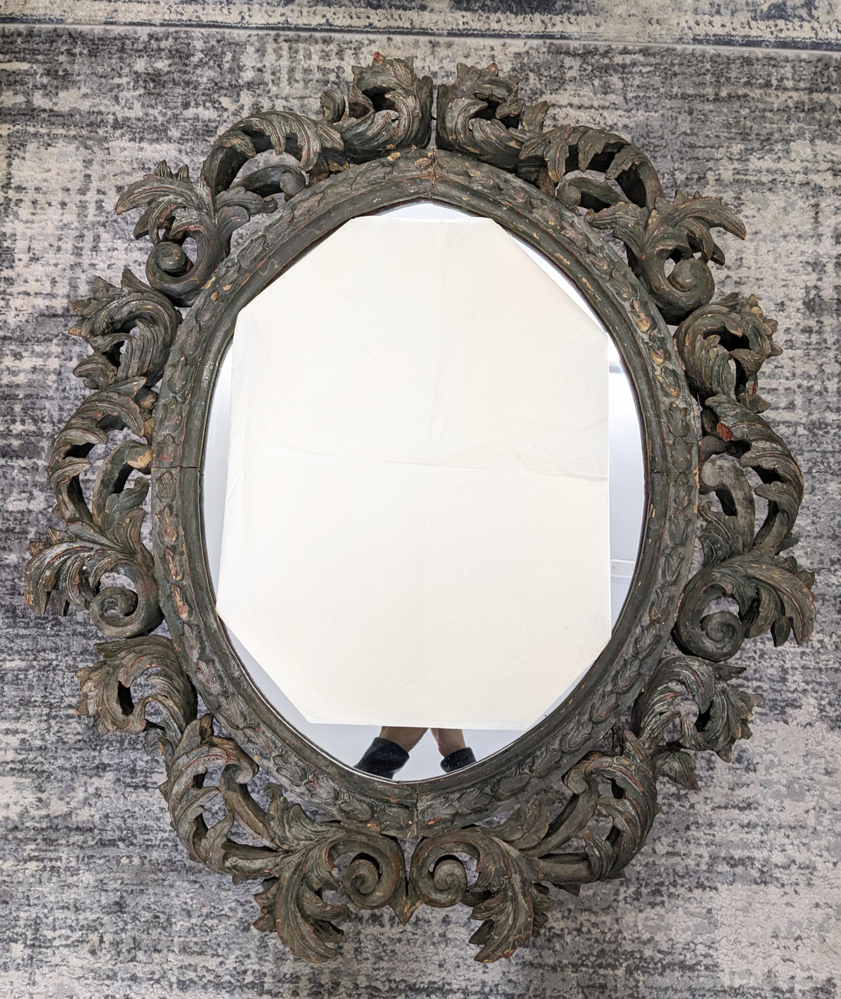 Impressionnant miroir de style baroque en forme de navette, sculpté à la main et en 3D, du 20e siècle, légèrement teinté dans un ton folklorique. Il semble avoir été doré à une époque antérieure, bien qu'il n'en reste aucune trace, à l'exception de