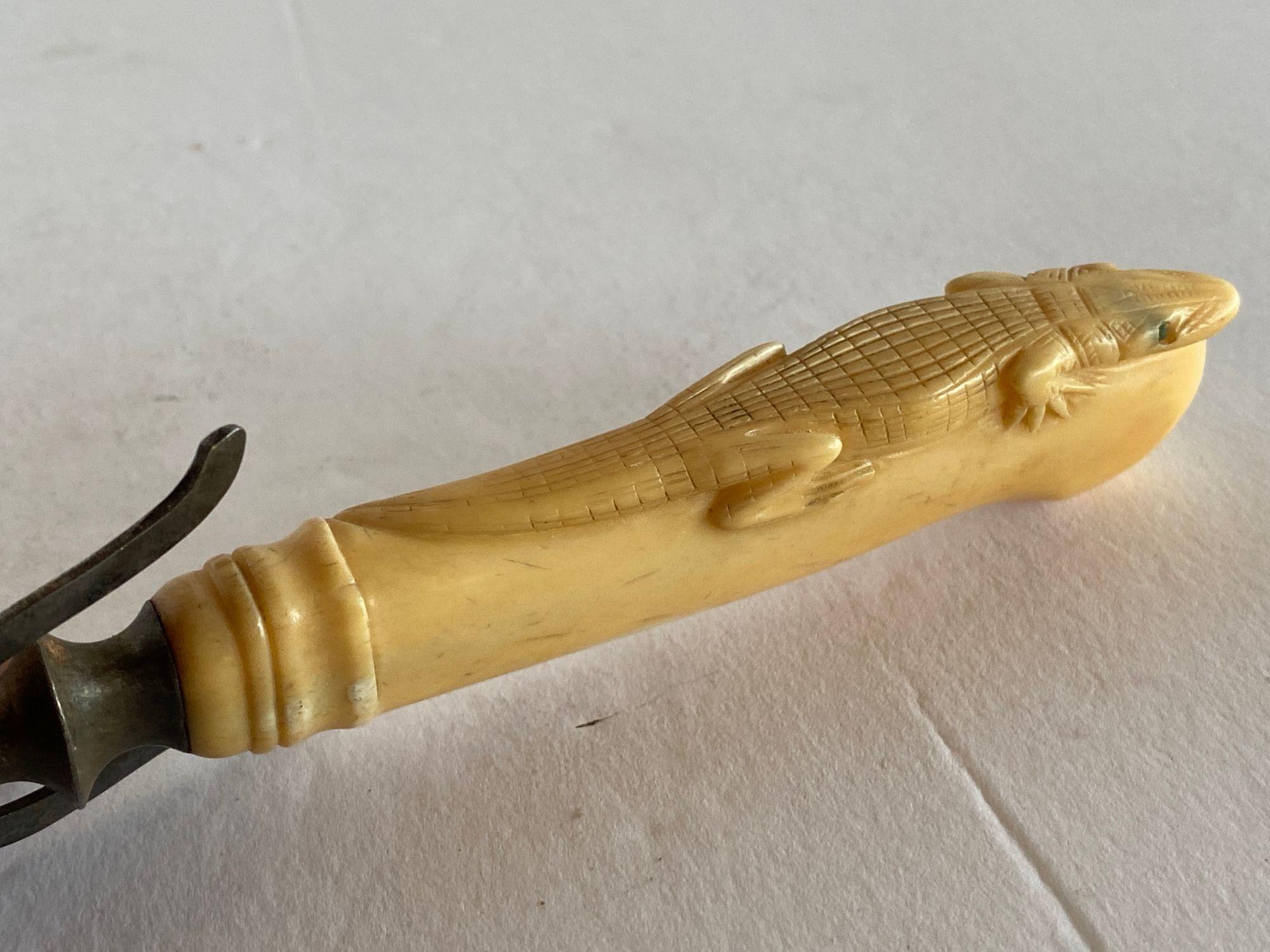 19th Century Hand-Carved Bone Alligator Handled Culinary Carving Set In Excellent Condition For Sale In Van Nuys, CA