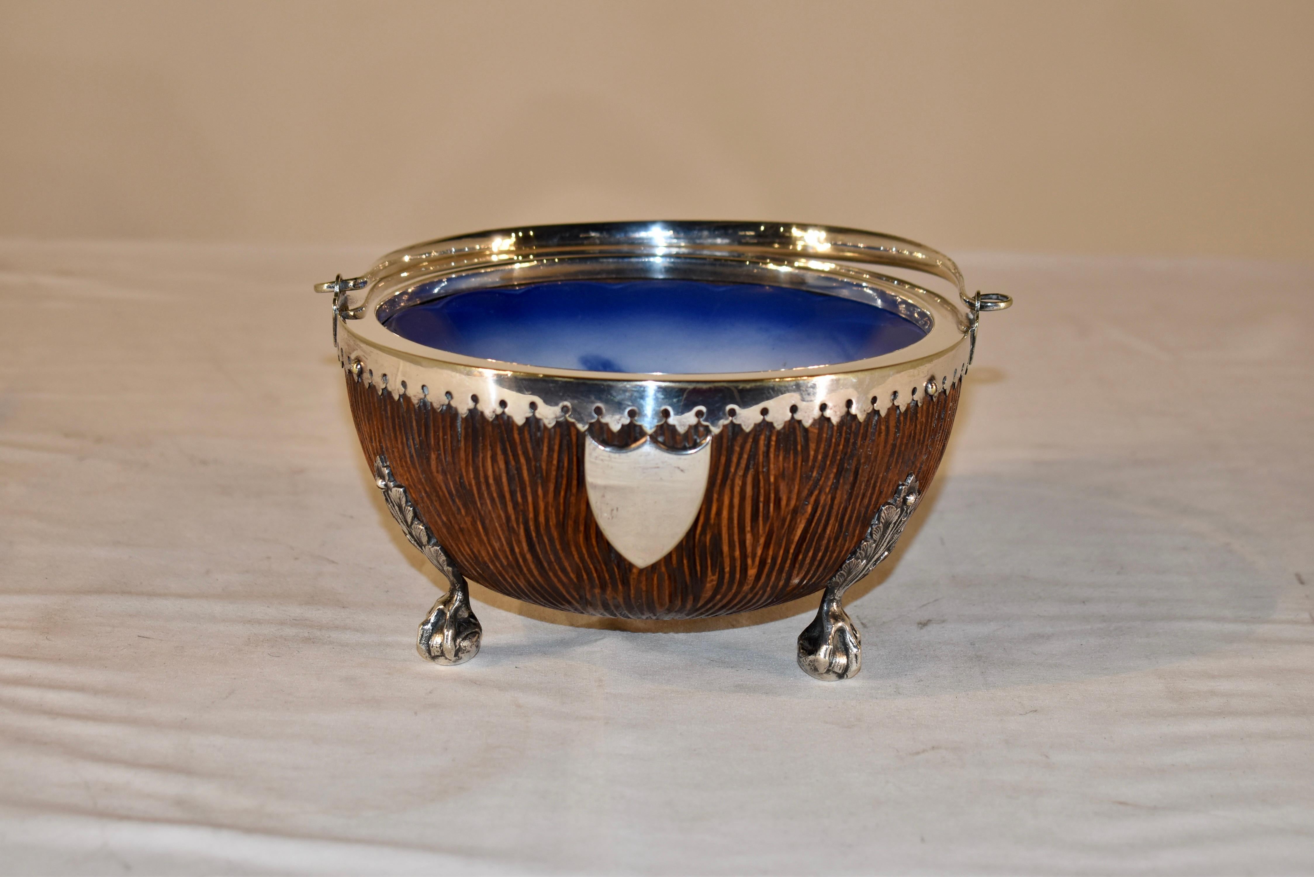 Coupe en chêne de la fin du 19e siècle, sculptée à la main de façon exquise, avec des montures argentées et un insert en porcelaine bleue.  Le bol lui-même est sculpté à la main et présente l'aspect d'un bois fortement grainé.  Sur la coupe sont