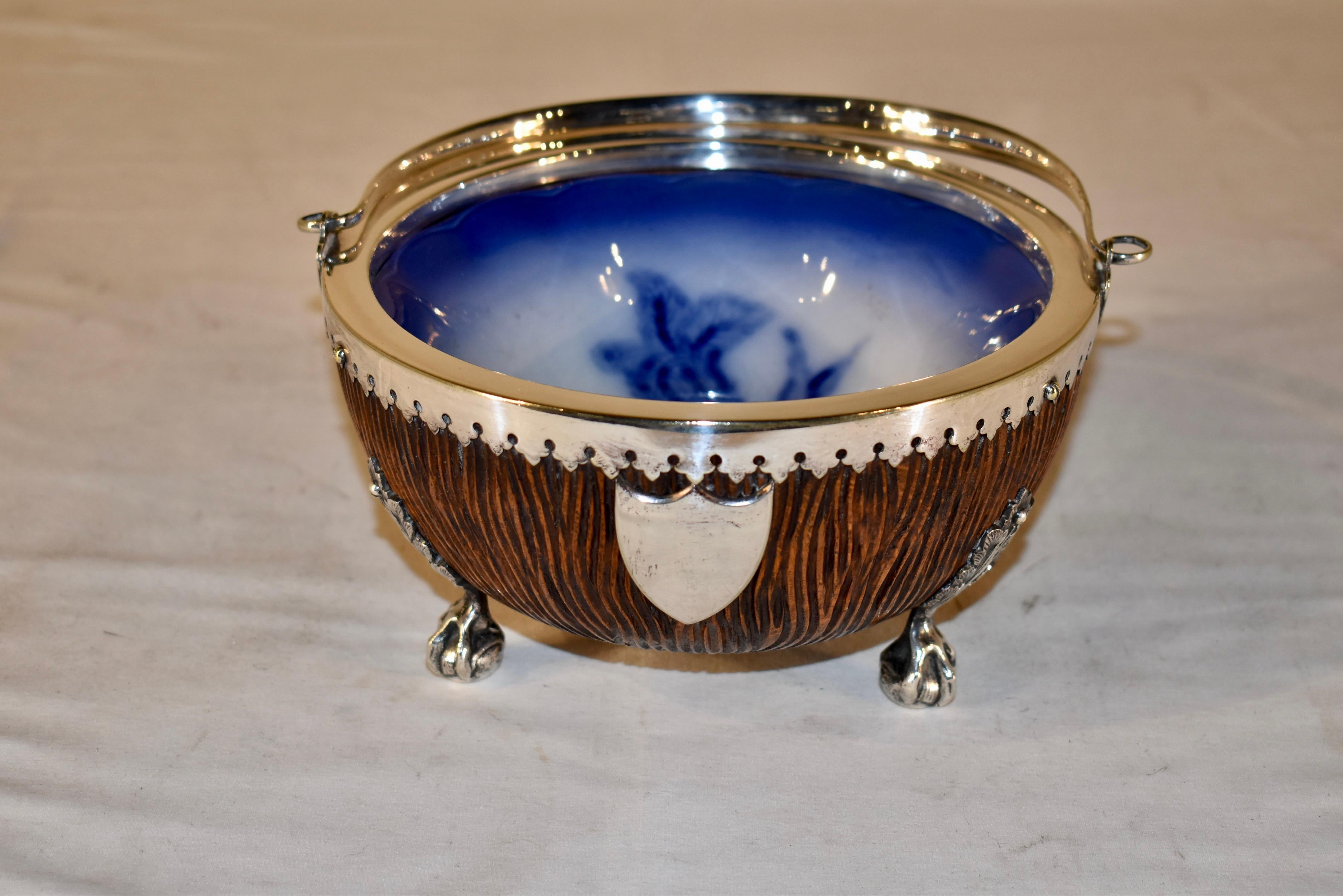 XIXe siècle Bol sculpté à la main du 19ème siècle avec revêtement en porcelaine en vente