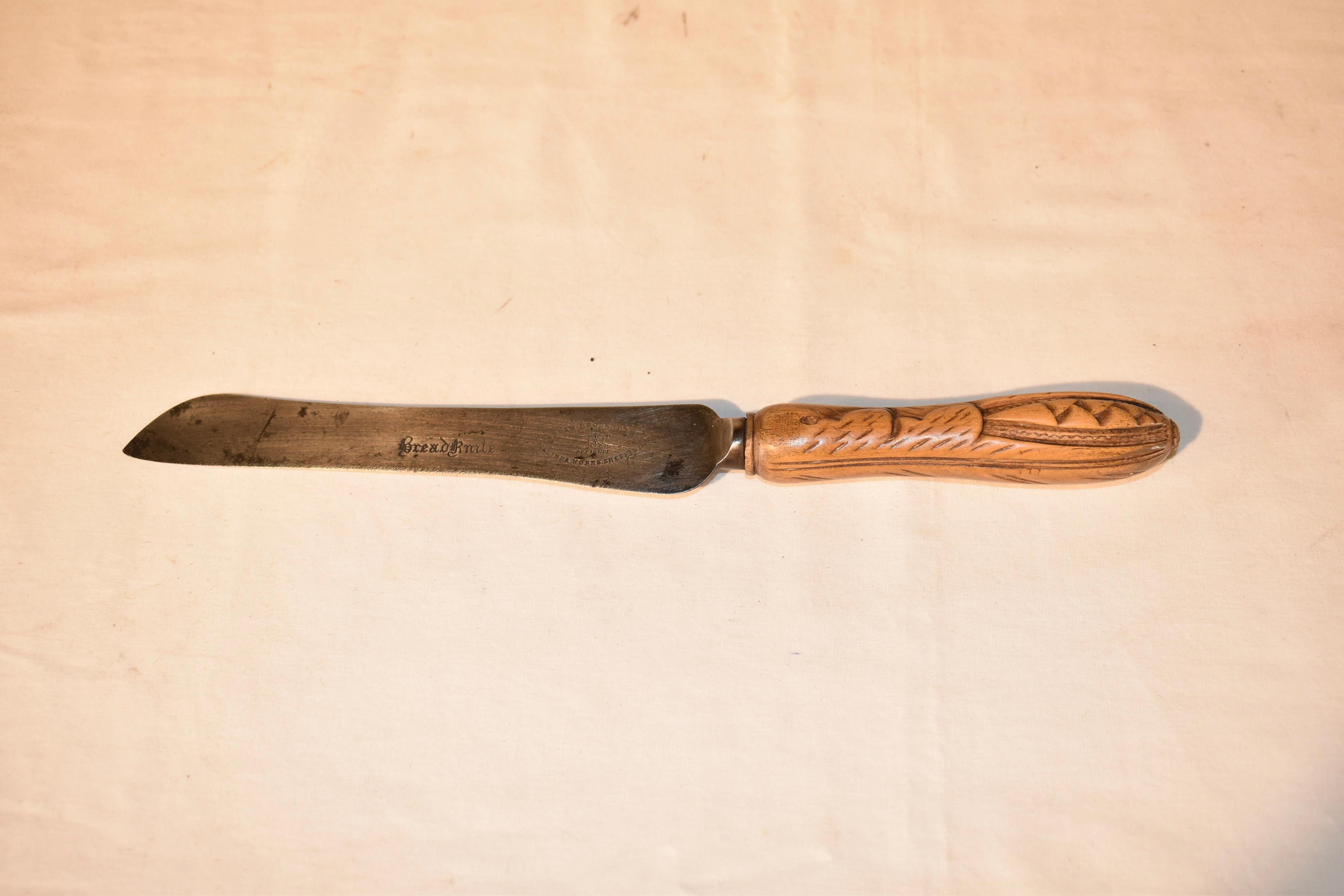 Brotmesser aus dem 19. Jahrhundert aus England.  Der Griff ist aus Bergahorn gefertigt und mit einem handgeschnitzten Weizenmuster versehen. Die Klinge ist mit Sheffield signiert.  Sie eignen sich hervorragend zum Servieren oder zur Dekoration auf