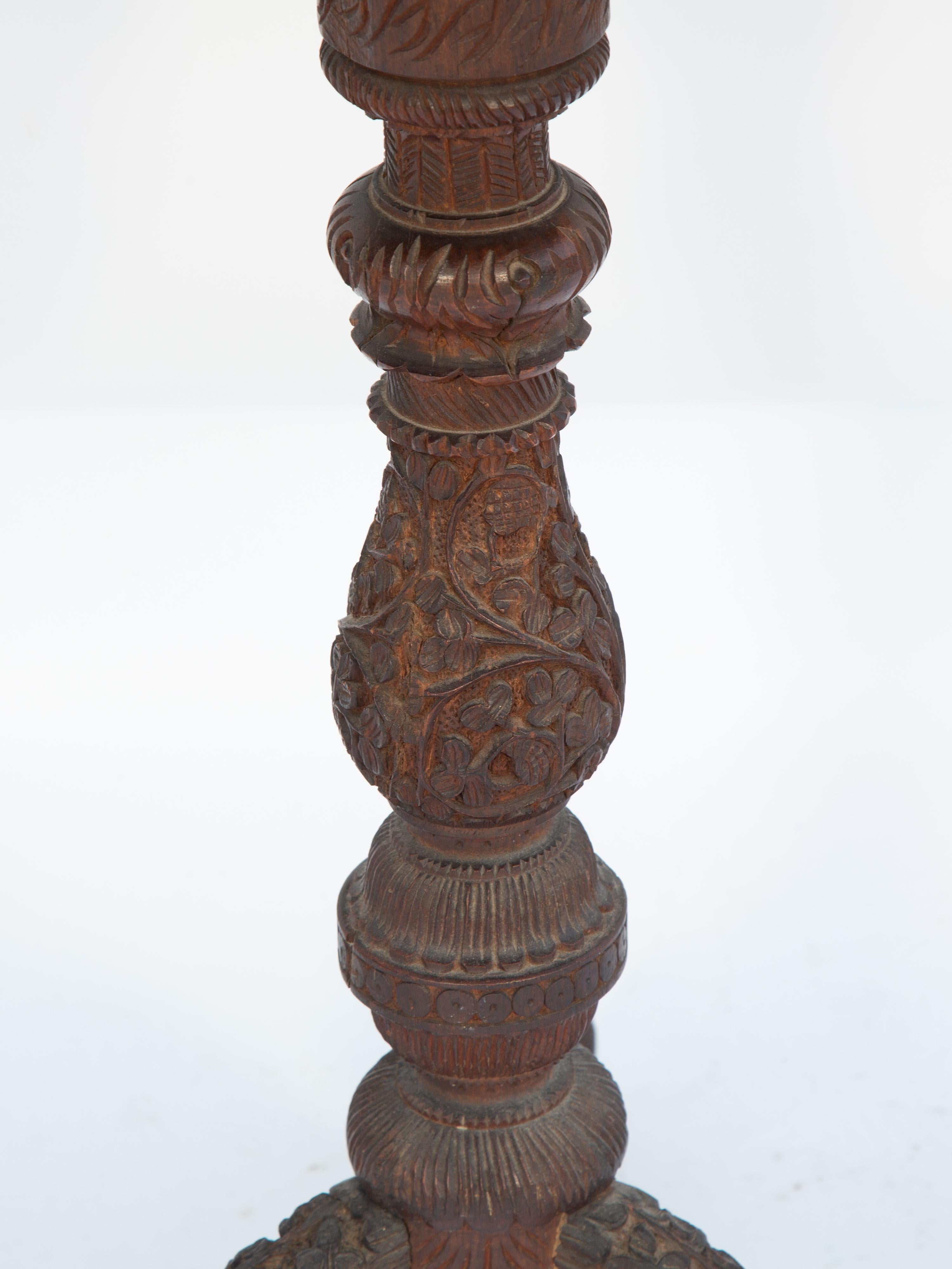 Anglo-indien Table d'appoint birmane du 19e siècle sculptée à la main en vente