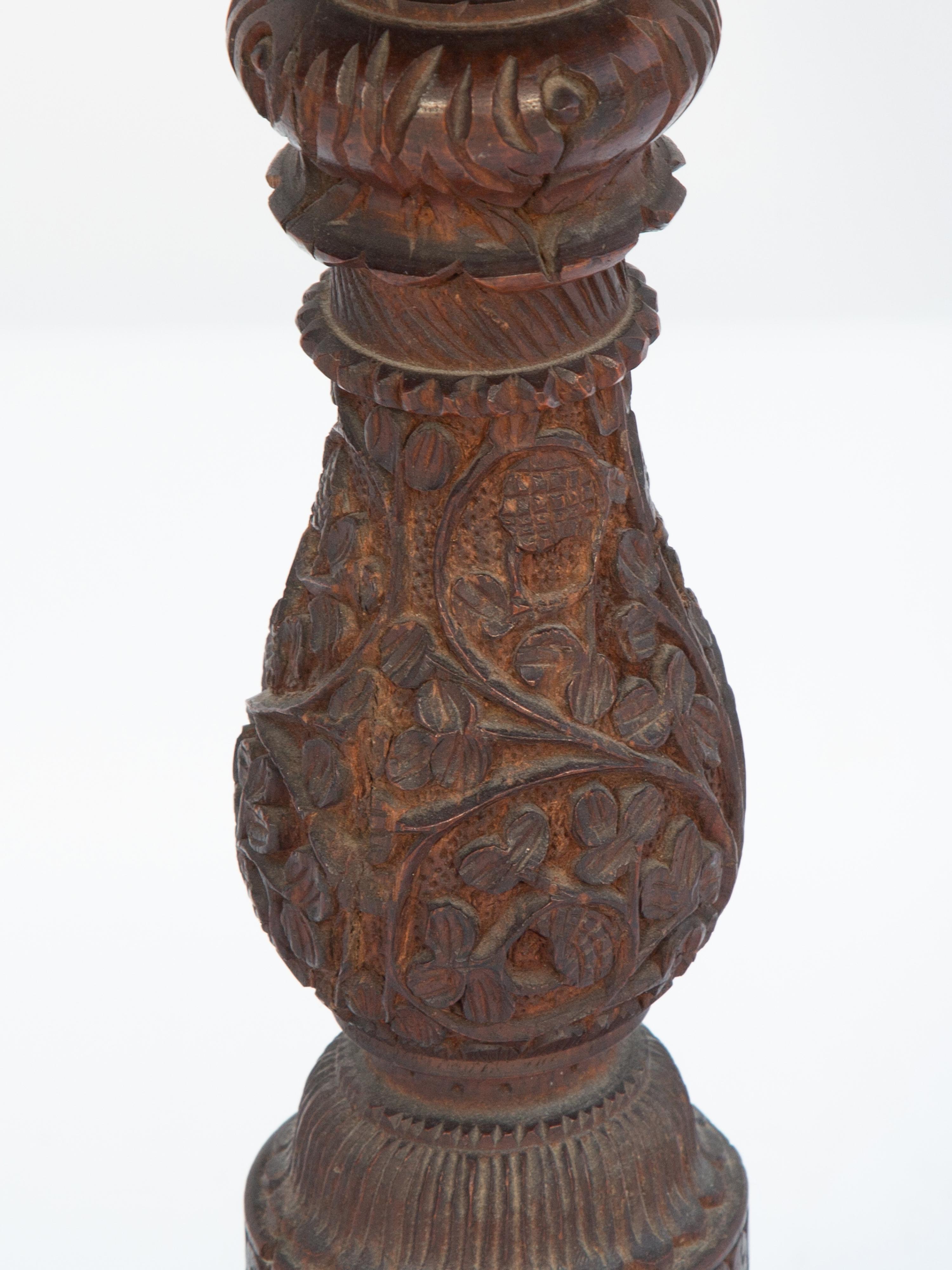Sculpté à la main Table d'appoint birmane du 19e siècle sculptée à la main en vente