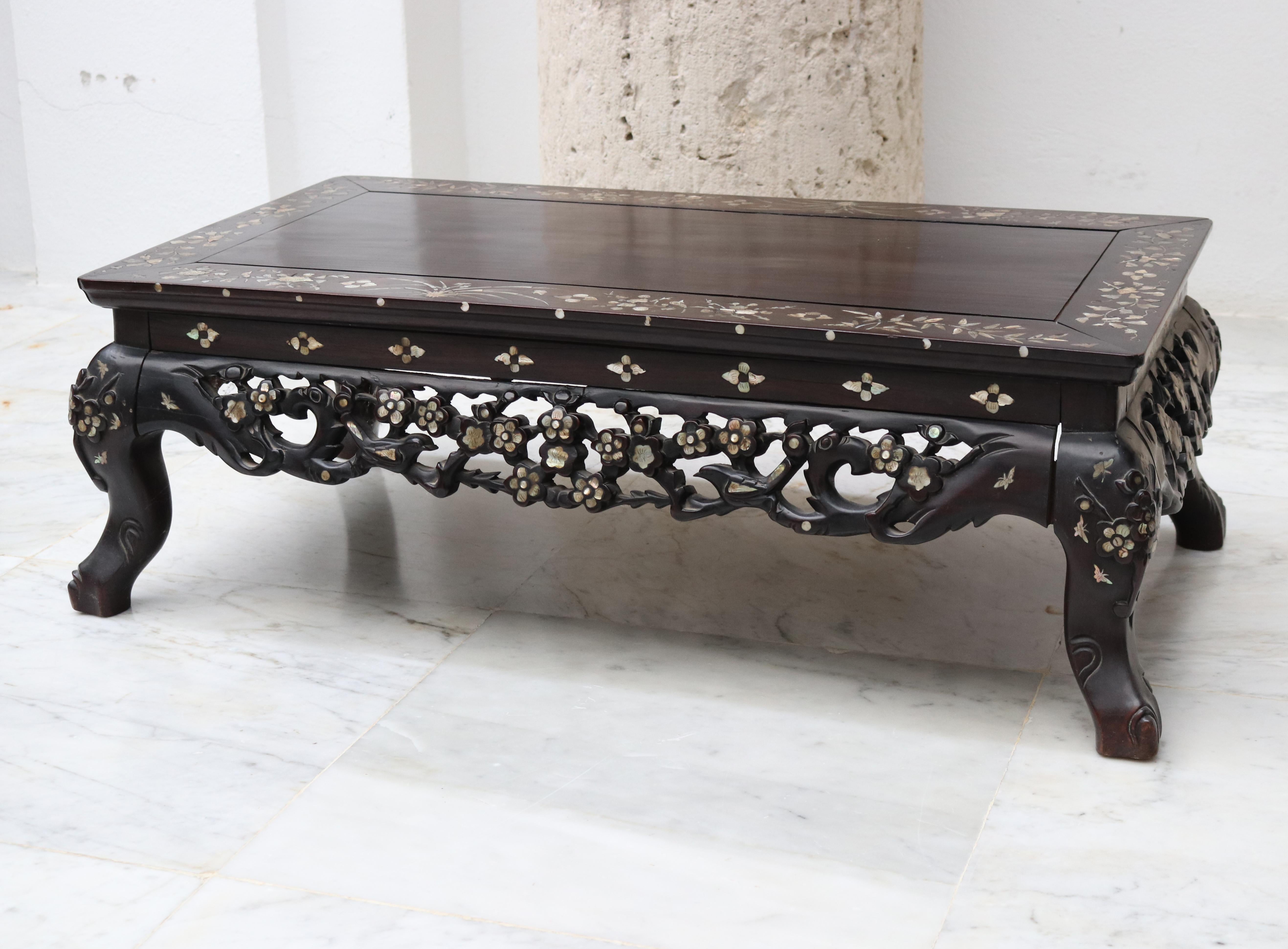 19th Century Hand Carved Chinese Rosewood Table with Mother of Pearl Inlay In Good Condition In Marbella, ES