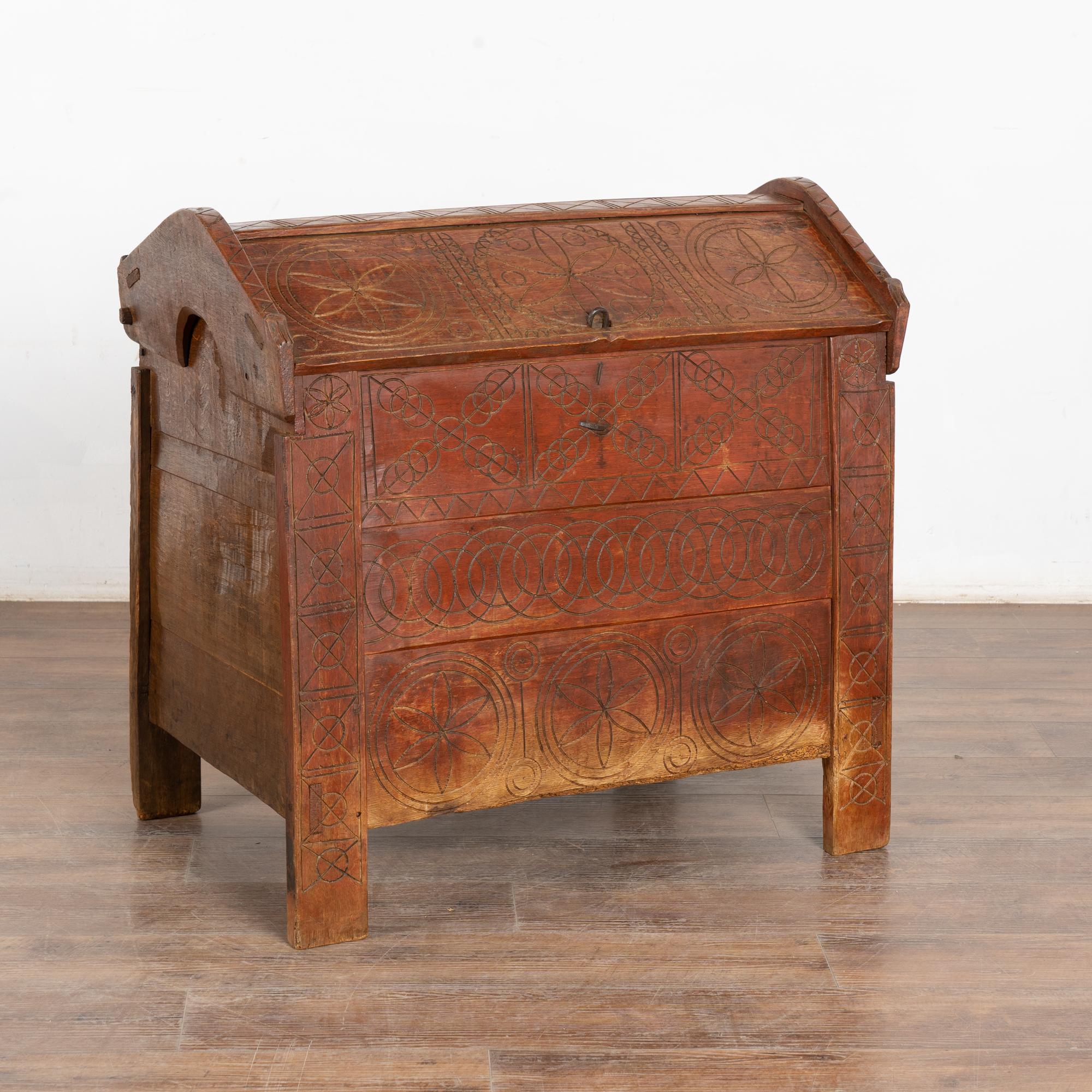 Baule a cupola in Oak della fine del 1800 con dettagli tradizionali intagliati a mano. 
Restaurato e incerato, senza serratura.
I segni di usura tipici dell'età includono scalfitture, graffi, macchie, separazione del legno dovuta all'età, etc. Da