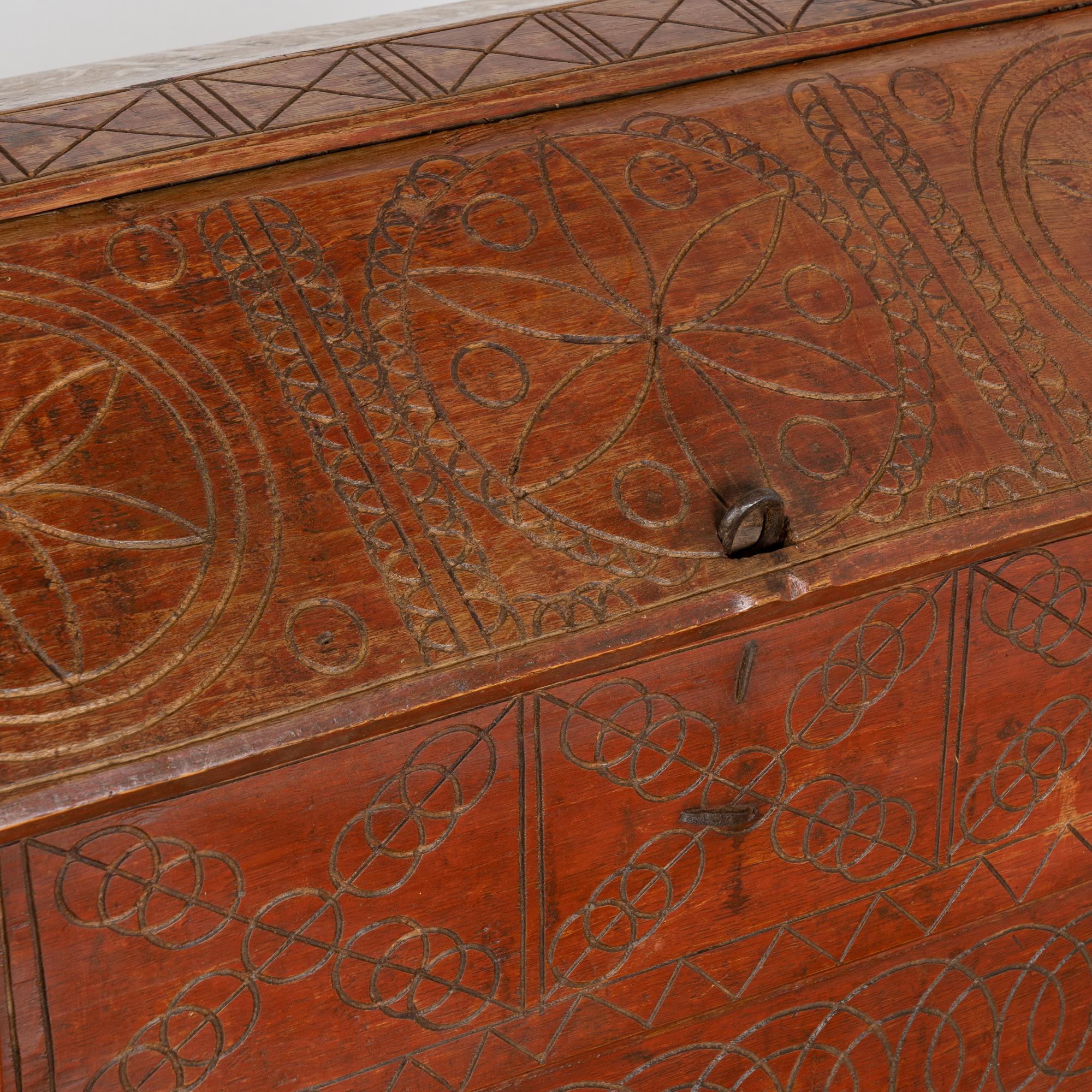Baule a cupola in Oak Oak intagliato a mano del XIX secolo, Ungheria in vendita 3