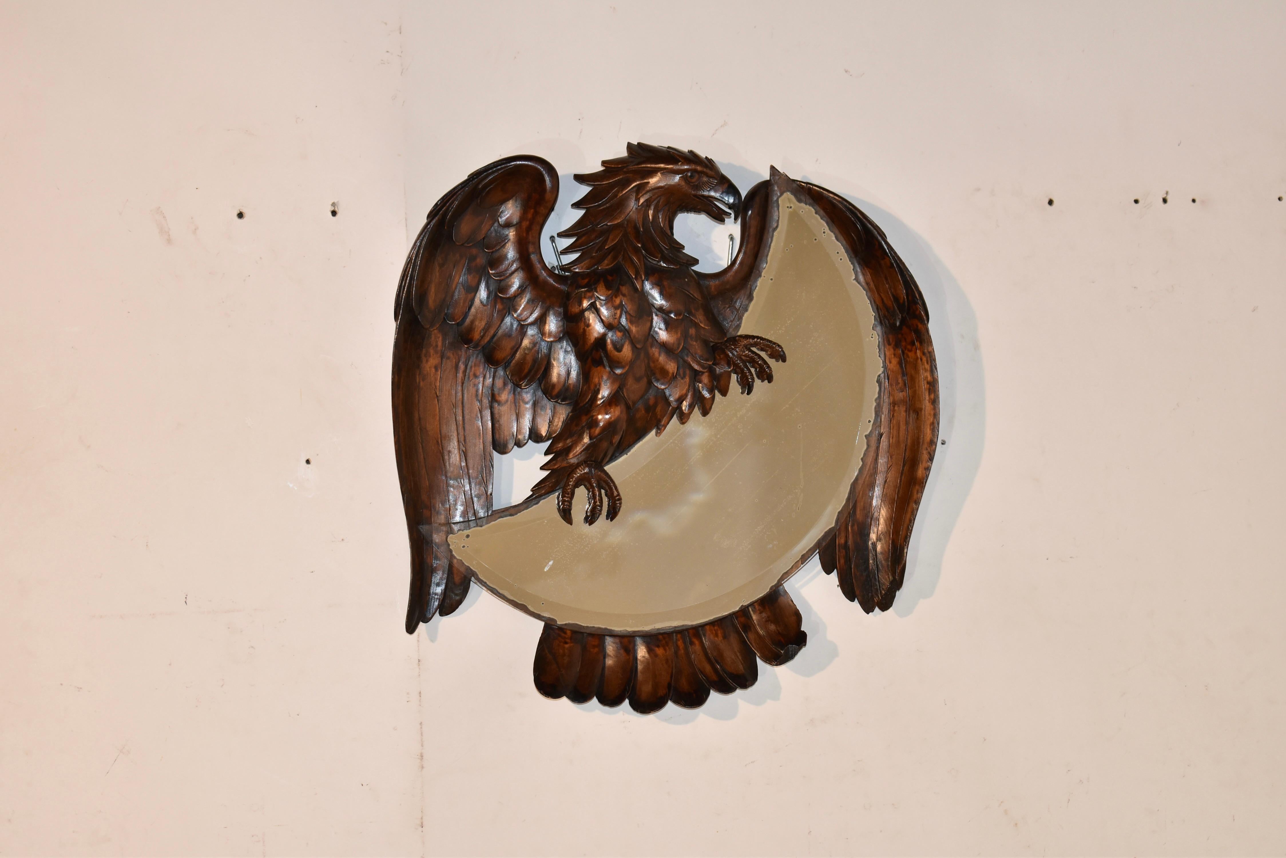 Magnifique miroir du 19ème siècle sculpté à la main en forme d'aigle.

La qualité de cette sculpture est stupéfiante.  L'aigle est si réaliste, on dirait qu'il pourrait prendre vie !  Dans ses serres sculptées, il tient un miroir en forme de lune,