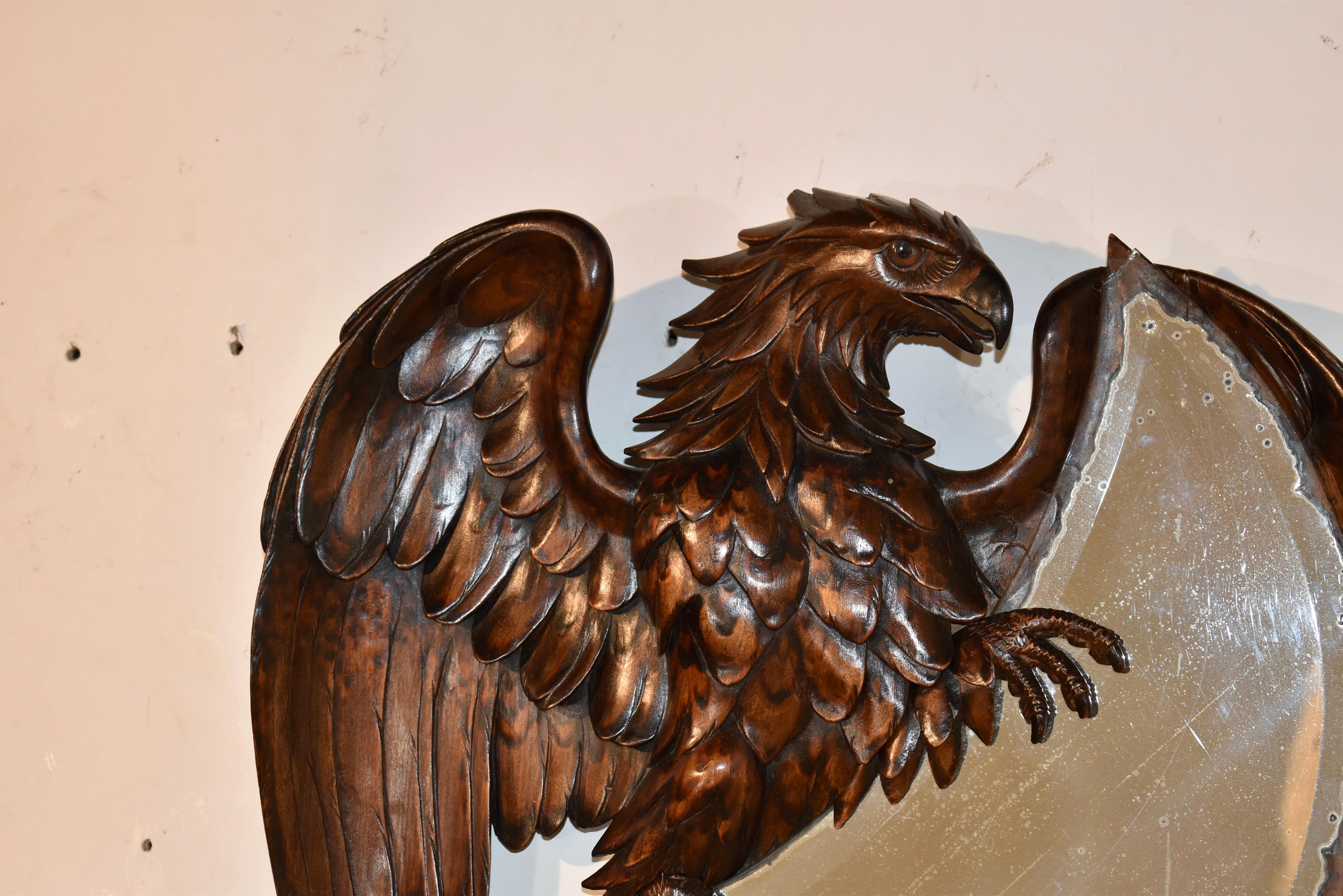 Français Miroir en forme d'aigle du XIXe siècle, sculpté à la main en France en vente