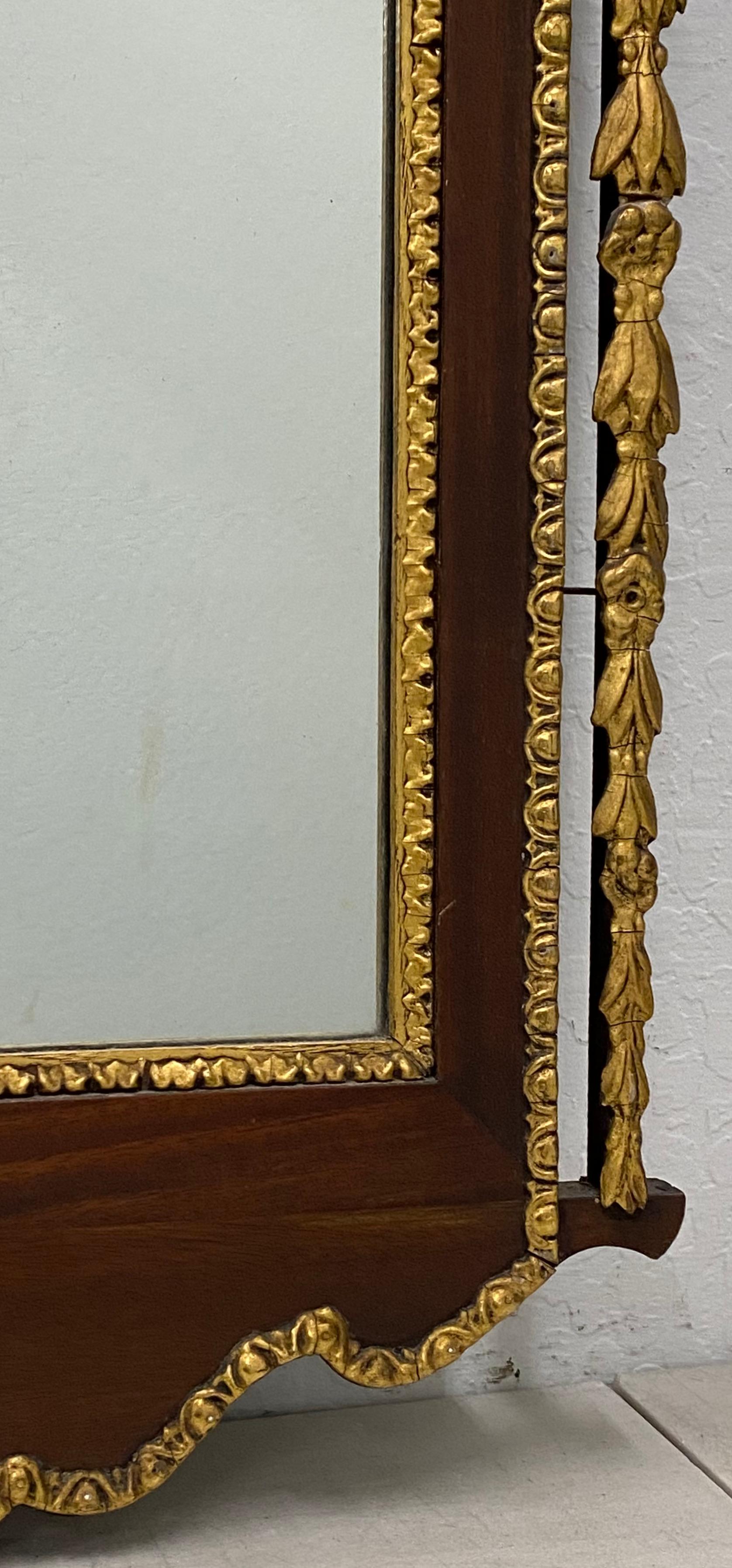 XIXe siècle Miroir mural en acajou sculpté et doré à la main du 19ème siècle en vente