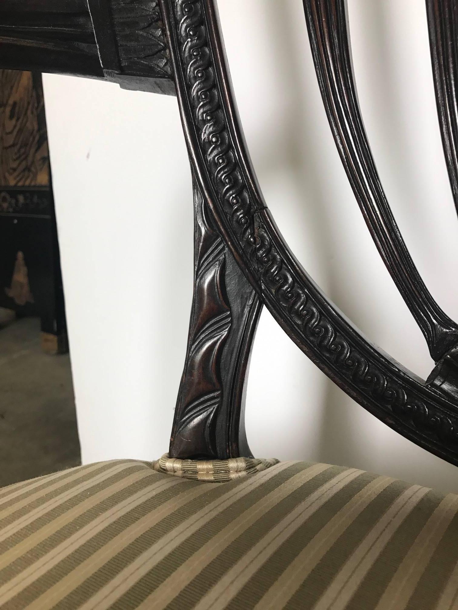 Sillón de escritorio Hepplewhite del siglo XIX tallado a mano en venta 2