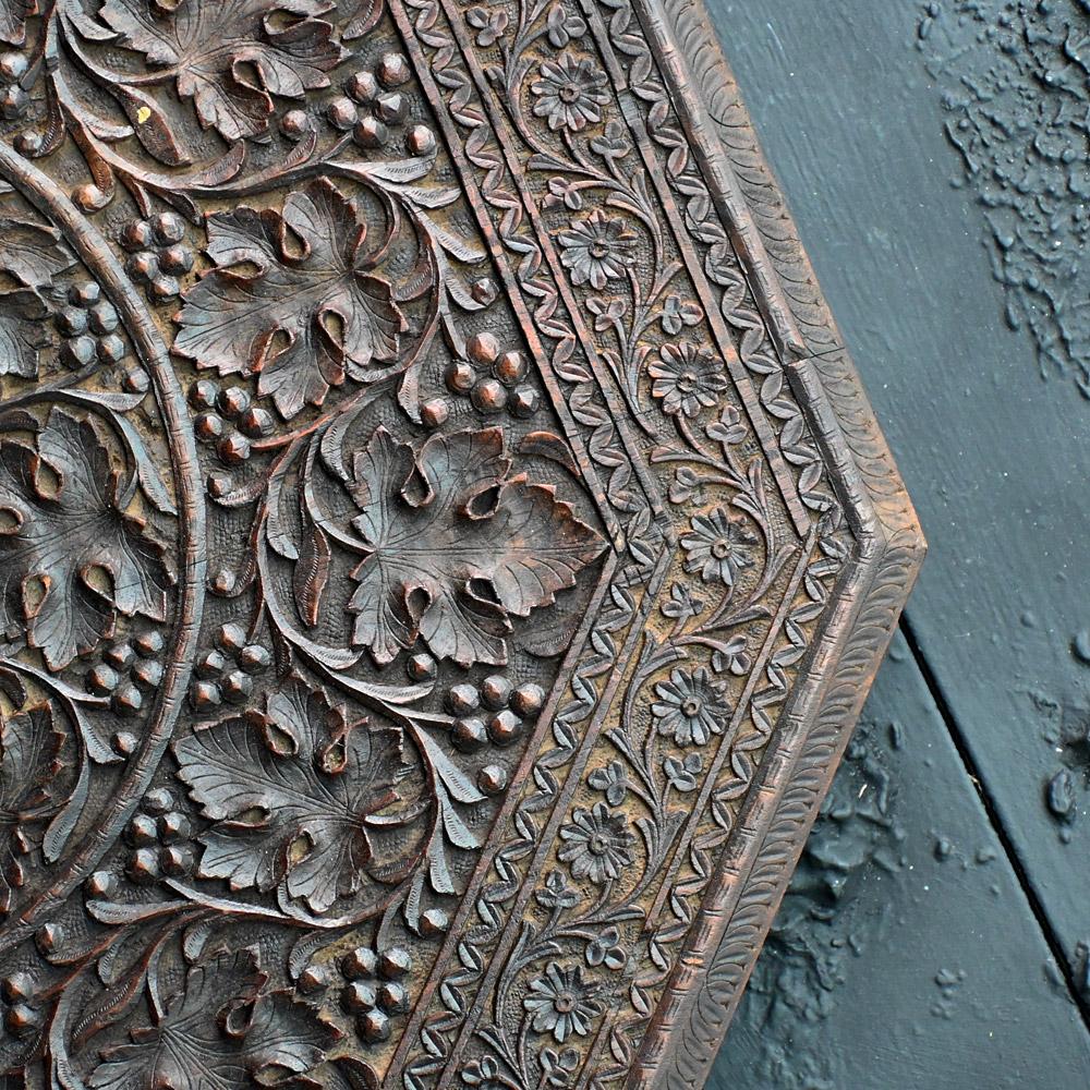 Mesa plegable india del siglo XIX tallada a mano en venta 3