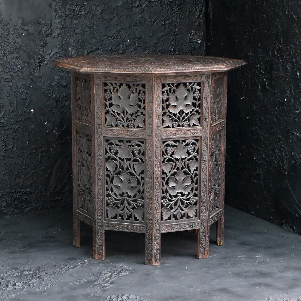 Mesa plegable india del siglo XIX tallada a mano 

Un ejemplo más grande de lo habitual de mesa plegable india tallada a mano de principios de siglo. En un estado casi perfecto, sin pérdidas, pero descolorido en algunas zonas, como es de esperar.