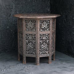 Handgeschnitzter indischer klappbarer Tisch aus dem 19. Jahrhundert