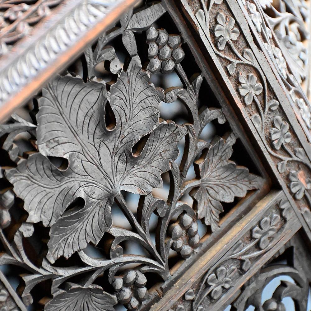 Mesa plegable india del siglo XIX tallada a mano Victoriano tardío en venta