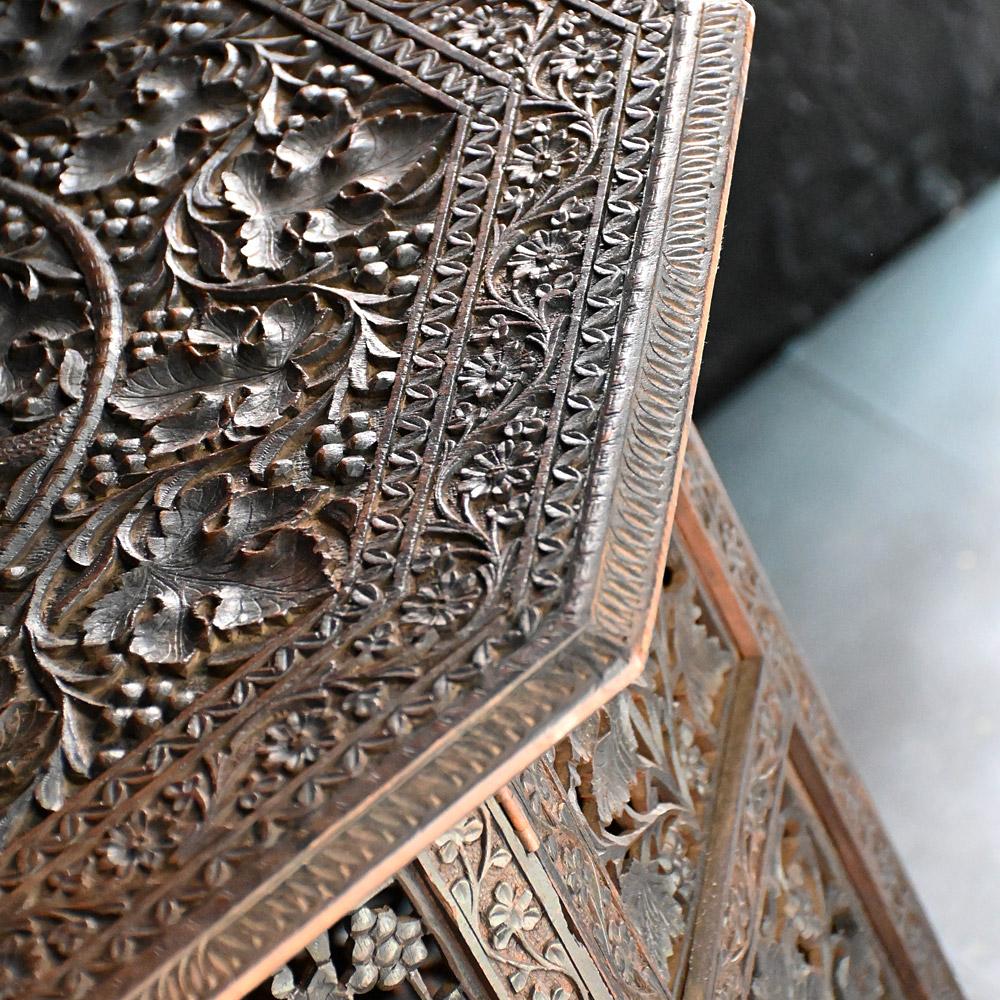 Mesa plegable india del siglo XIX tallada a mano Tallado a mano en venta