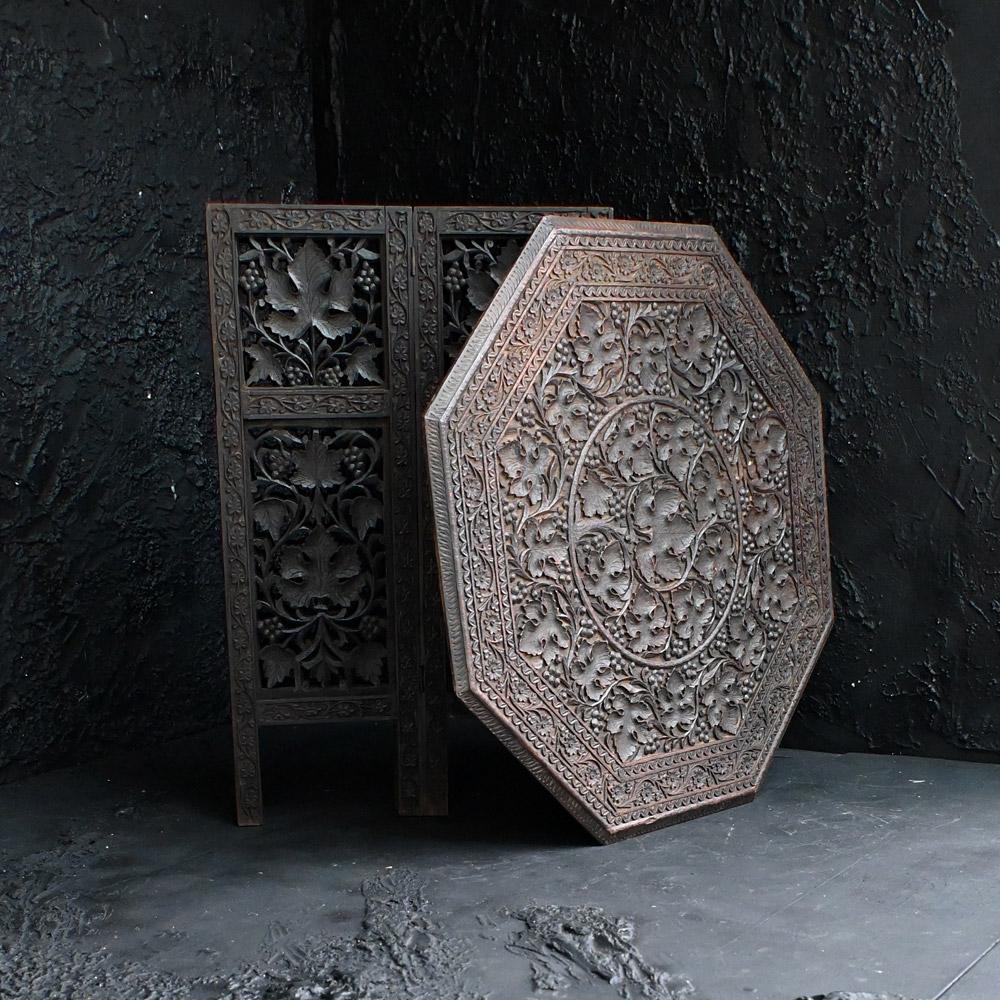 Mesa plegable india del siglo XIX tallada a mano en Bueno estado para la venta en London, GB