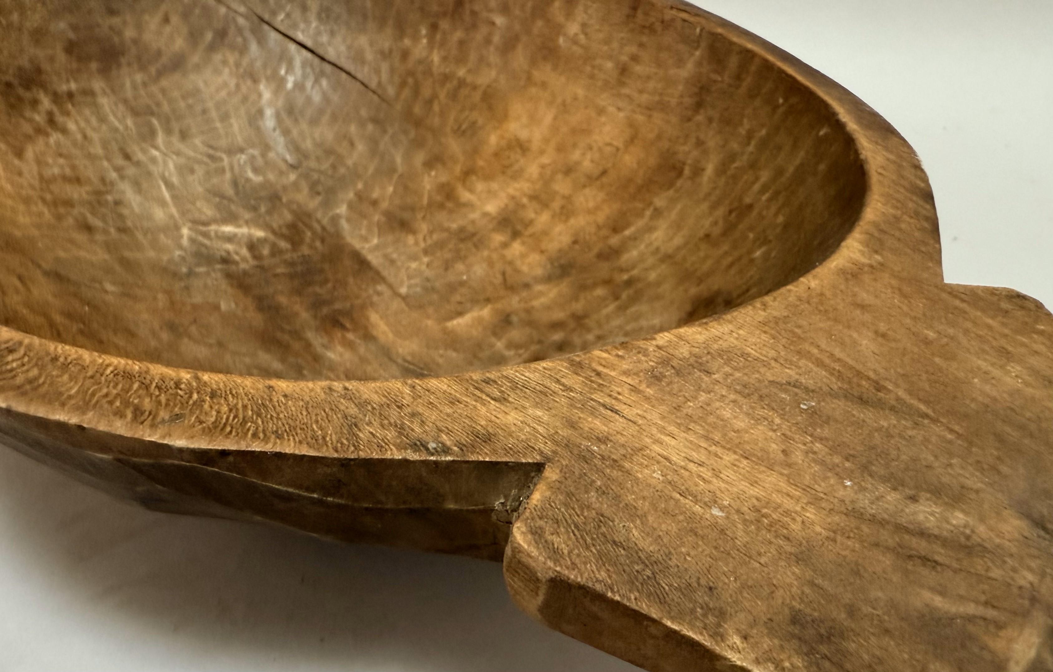Handgeschnitzte italienische Schale aus Kastanienholz aus dem 19. (Geschnitzt) im Angebot