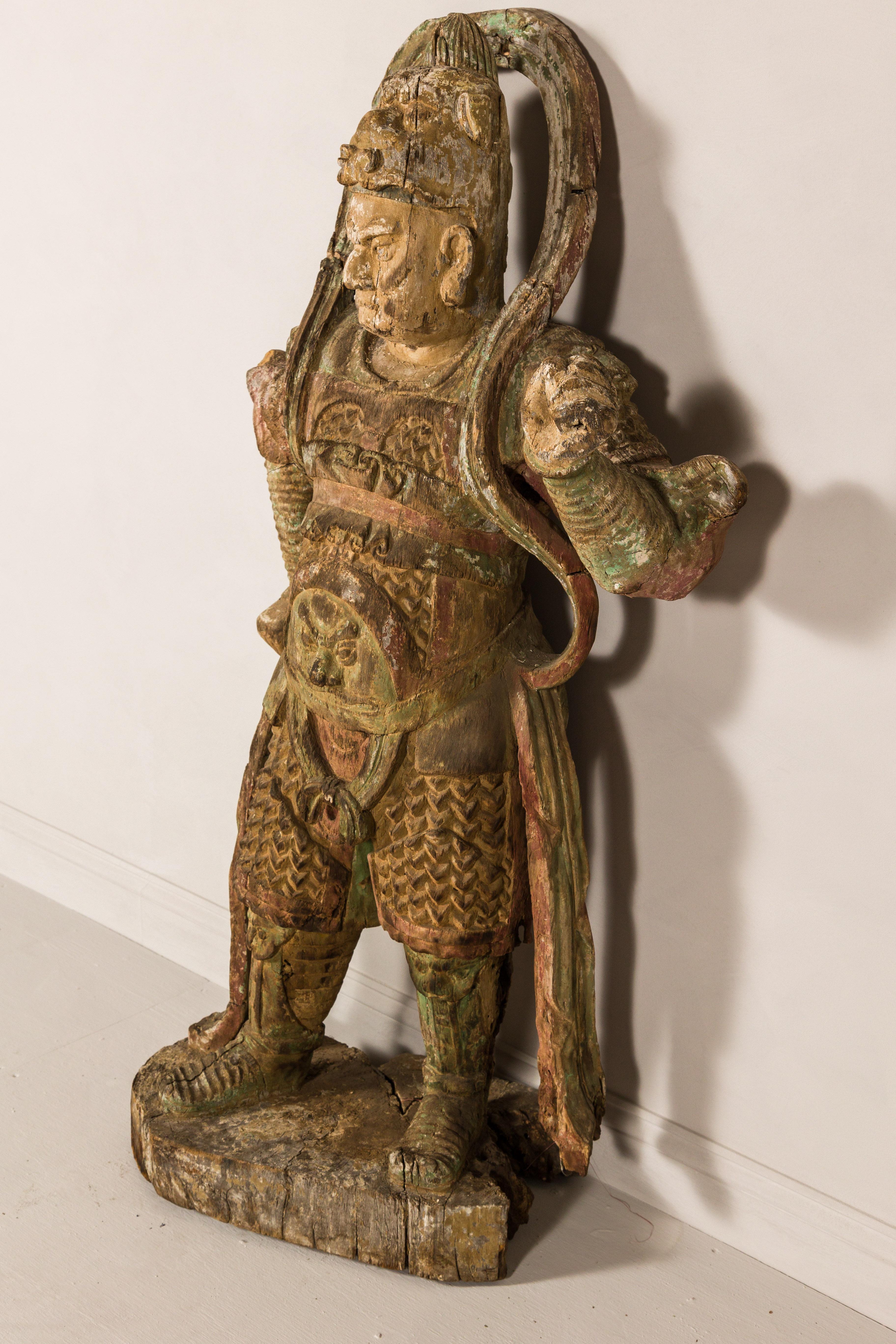 Sculpture de Samurai japonaise du 19ème siècle sculptée à la main avec plateaux polychromes en vente 7