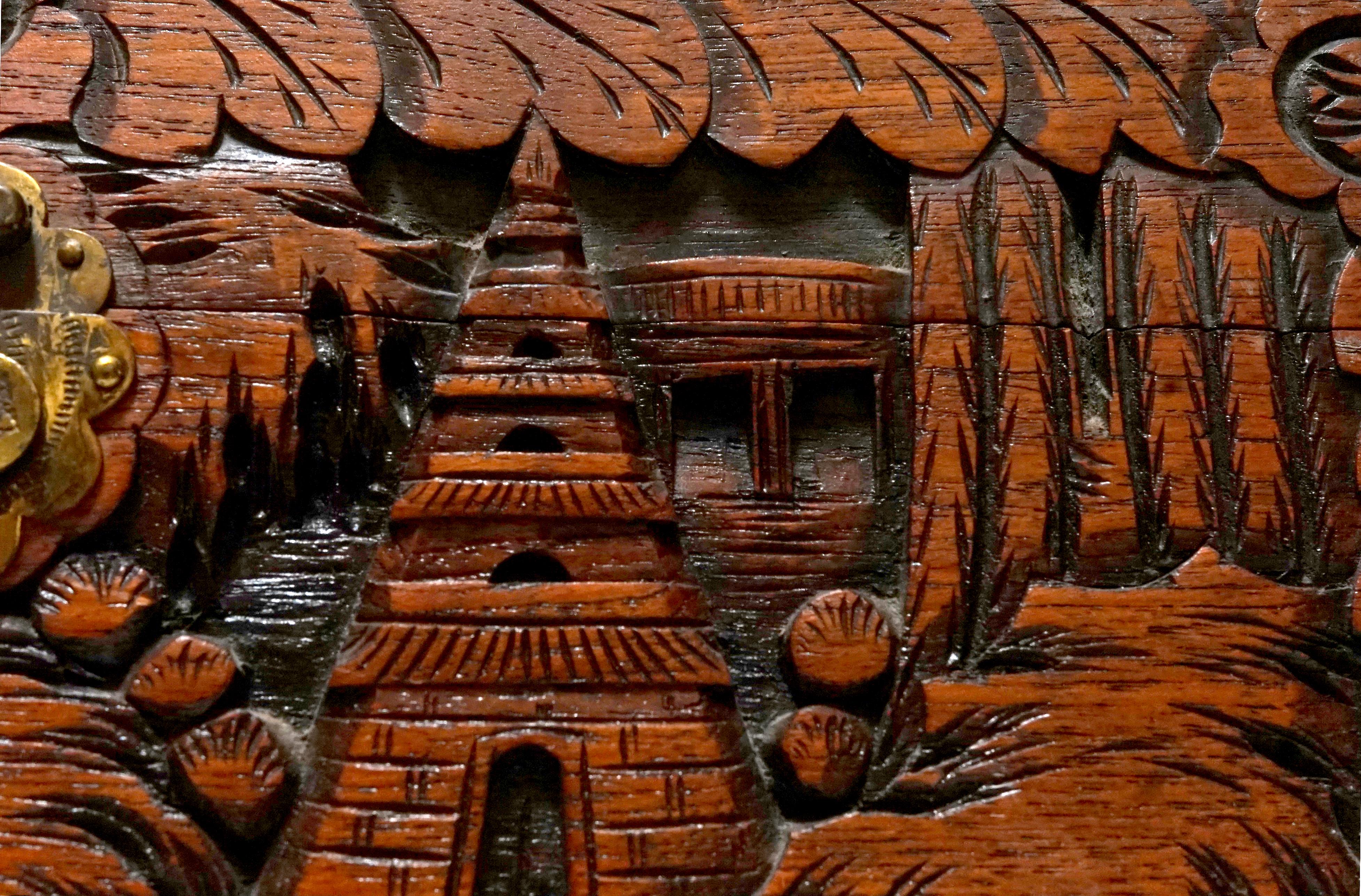 Chinois Humidor d'exportation chinois du 19e siècle en acajou sculpté à la main en vente
