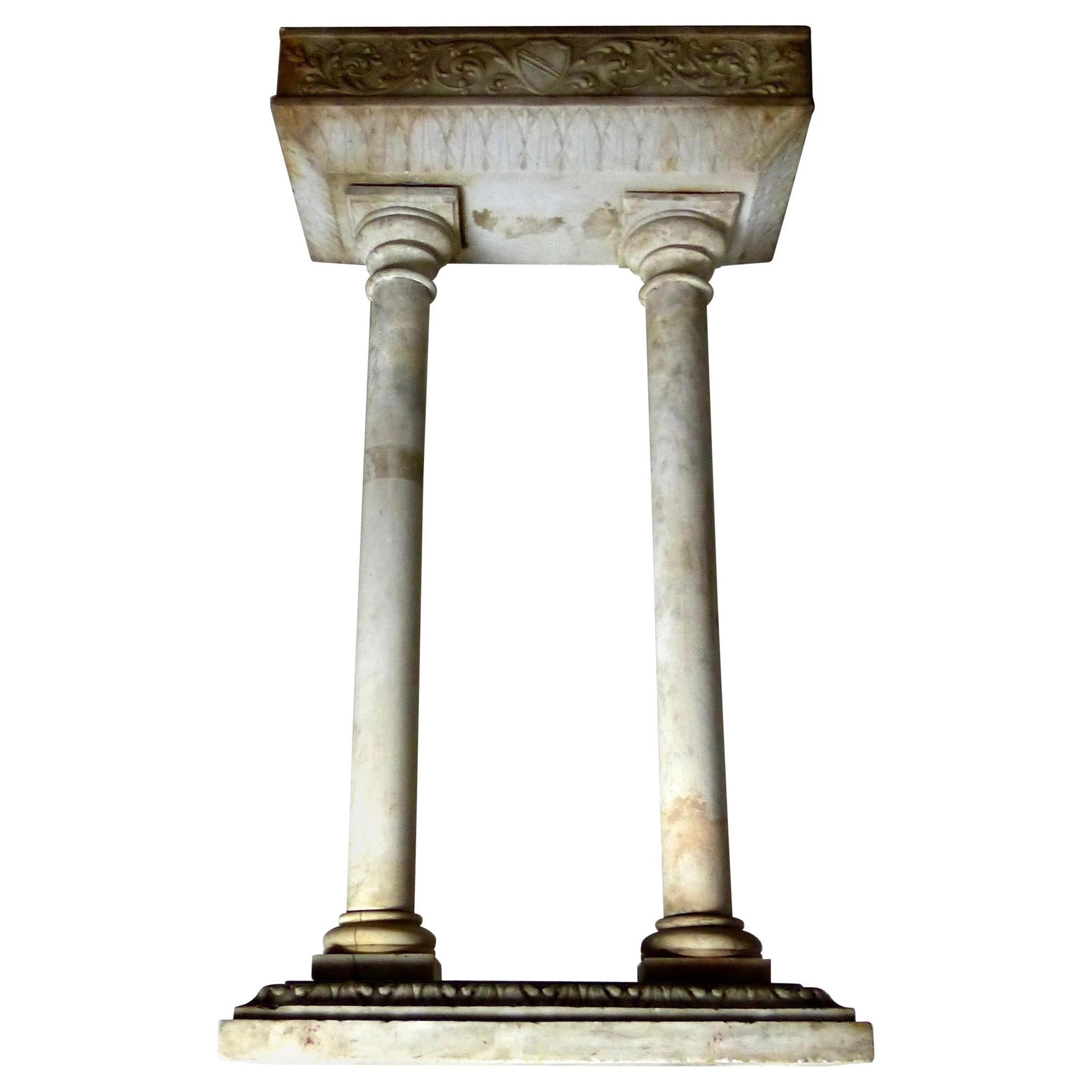 Antique support formel à double colonne, probablement ecclésiastique, en marbre de Carrare sculpté à la main. De jolis motifs de feuilles sur la base et sous le sommet. Utilisez-le pour exposer une sculpture ou ajoutez un plateau pour créer une