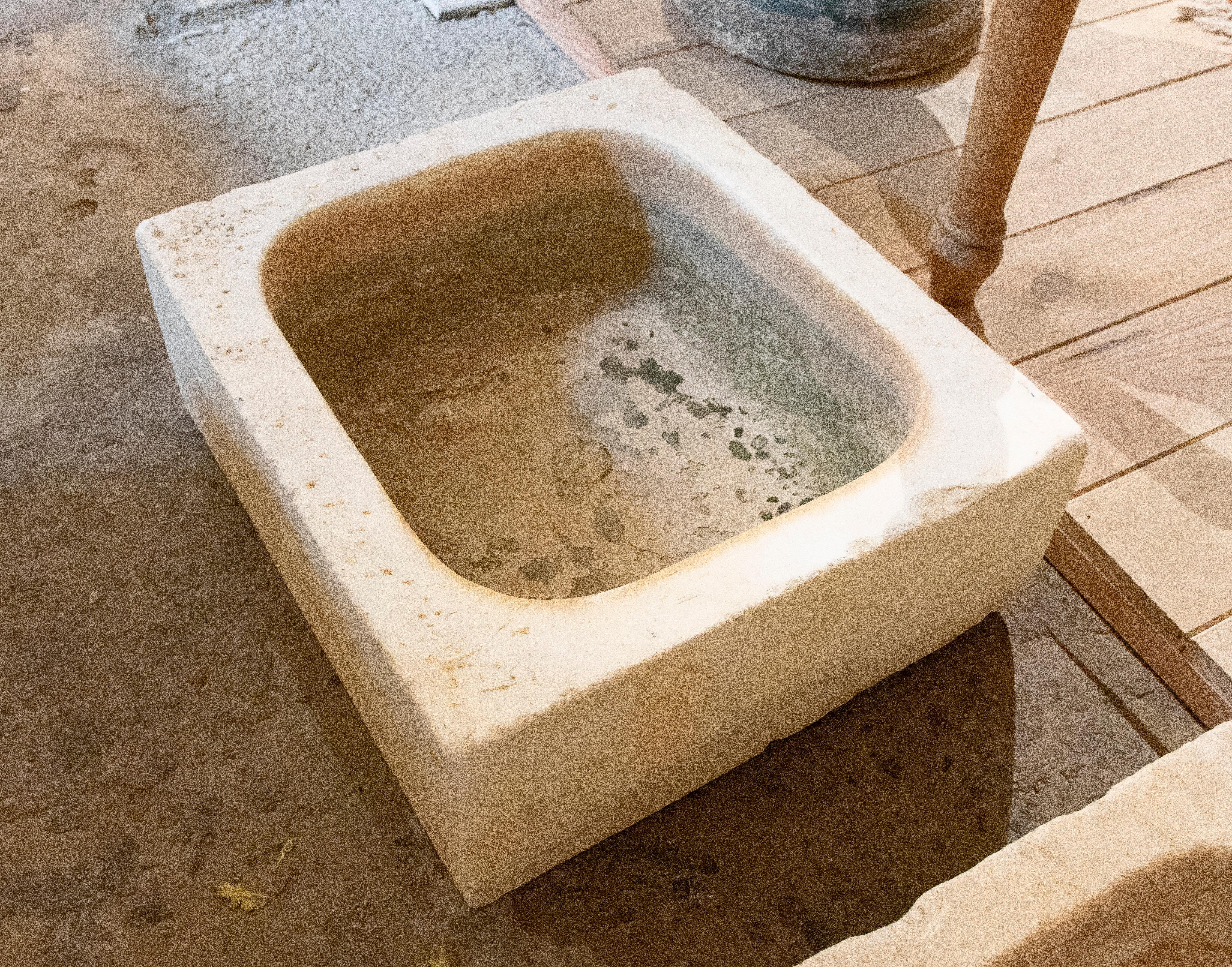 19th Century Hand-Carved Marble Washbasin For Sale 4