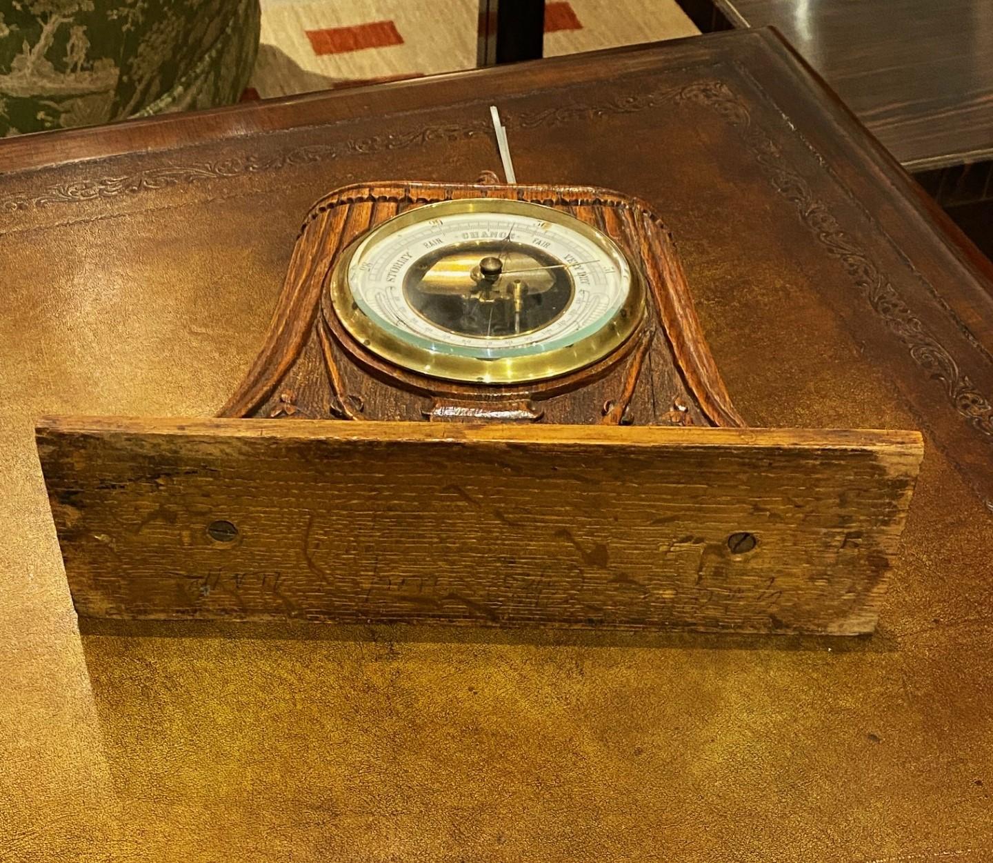 Barometer aus handgeschnitzter Eiche „Militär“ aus dem 19. Jahrhundert  im Zustand „Gut“ im Angebot in North Salem, NY