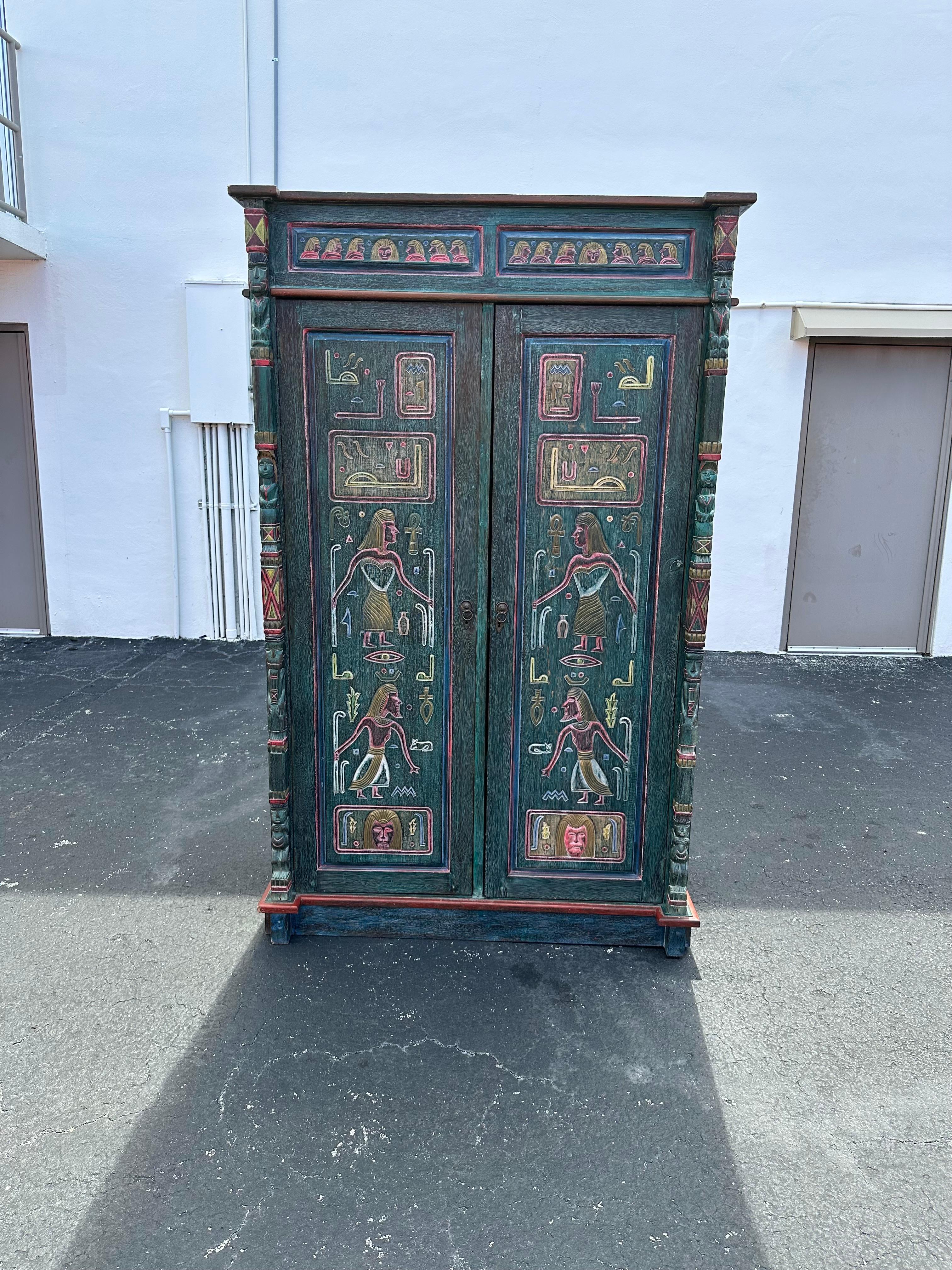 Trasportati nell'elegante e sofisticato XIX secolo con questo raffinato armadio guardaroba realizzato a mano, scolpito e dipinto. Il guardaroba ultra raro conferisce un'aria di cultura e raffinatezza. Il design è eccezionale. Questo bellissimo