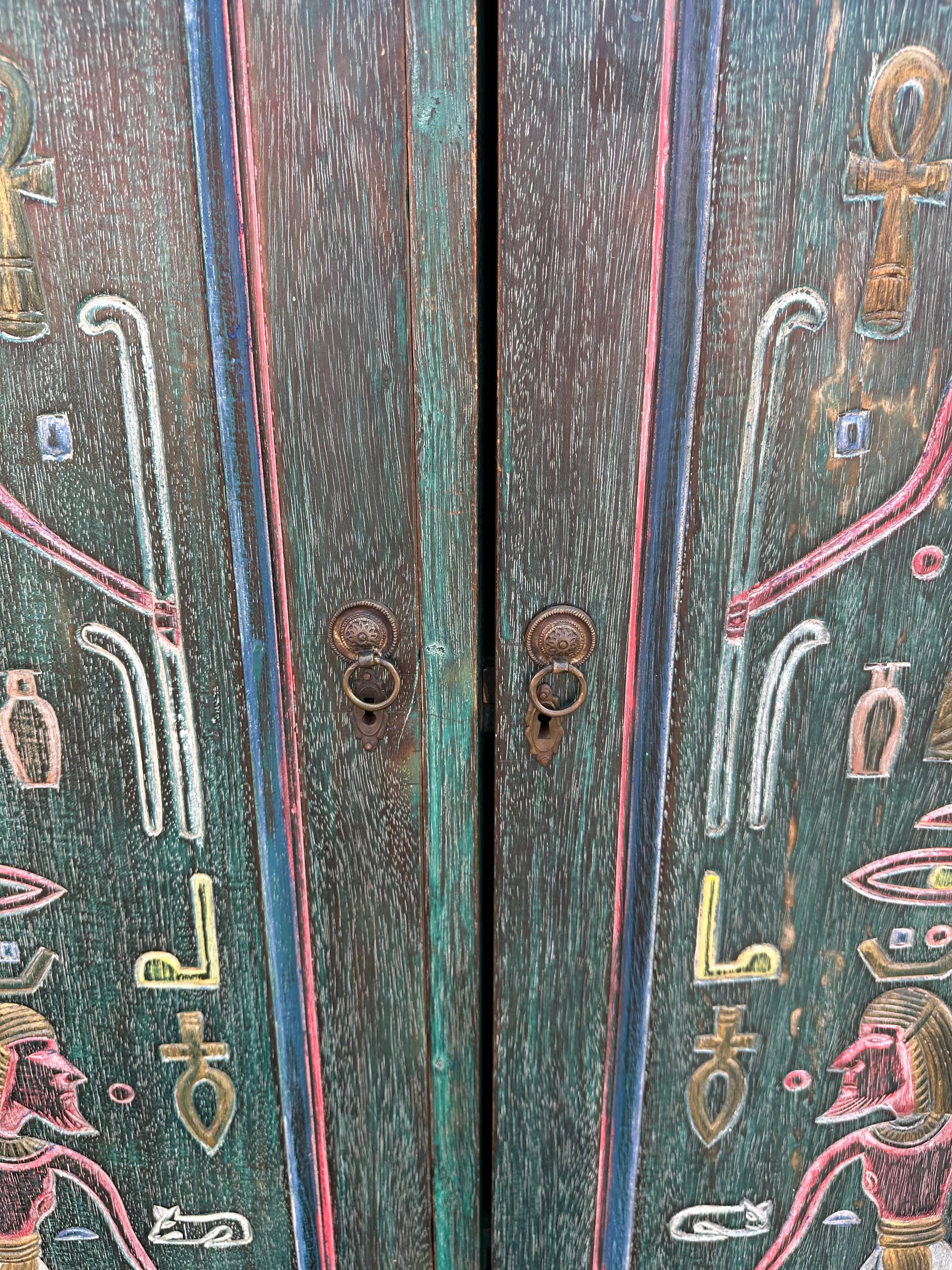 Armadio egiziano dipinto a mano del XIX secolo in Greene & Greene in vendita 2