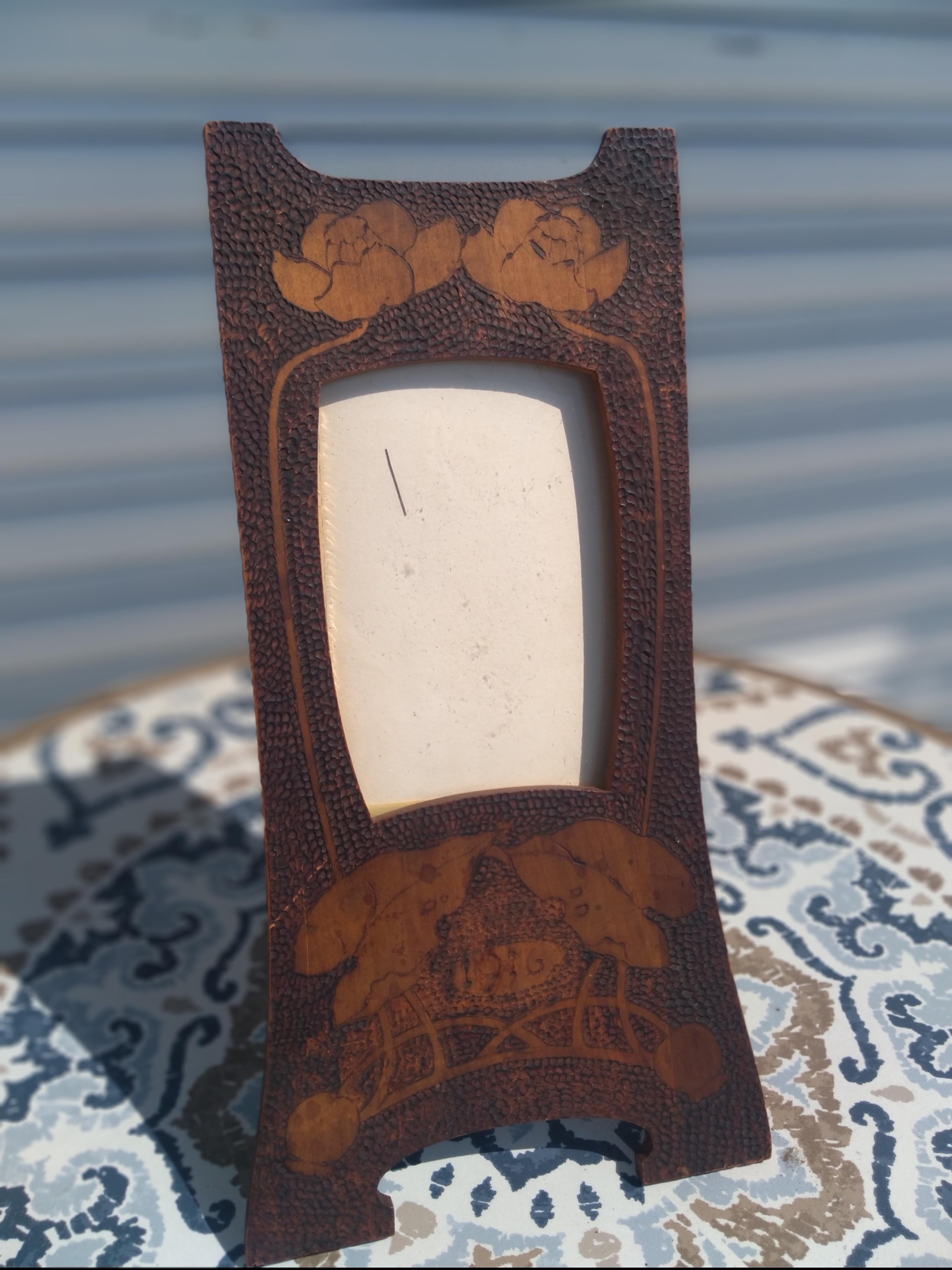 19th Century Art Nouveau Hand Carved Photo Picture Frame In Good Condition In Pasadena, TX